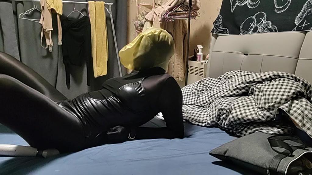 小骚狗，新姿势，最后几近虚脱，狗子说来了5次 真空上阵丝袜全包，小恶魔启动，呼控，之前的头套被狗子撕坏了，就先用皮革头套代替了，虽说是皮革头套，不过还是免不了小动作的哈哈，当然还有一个元老级的乳胶头套，新的头套和炮机已经在路上了，在新炮机还没到之前只能手动gc啦，大家细细品味啦，这次gc5次，小骚狗最后已经爽的神志不清了，哈哈，在最后的尖叫中也是满足了