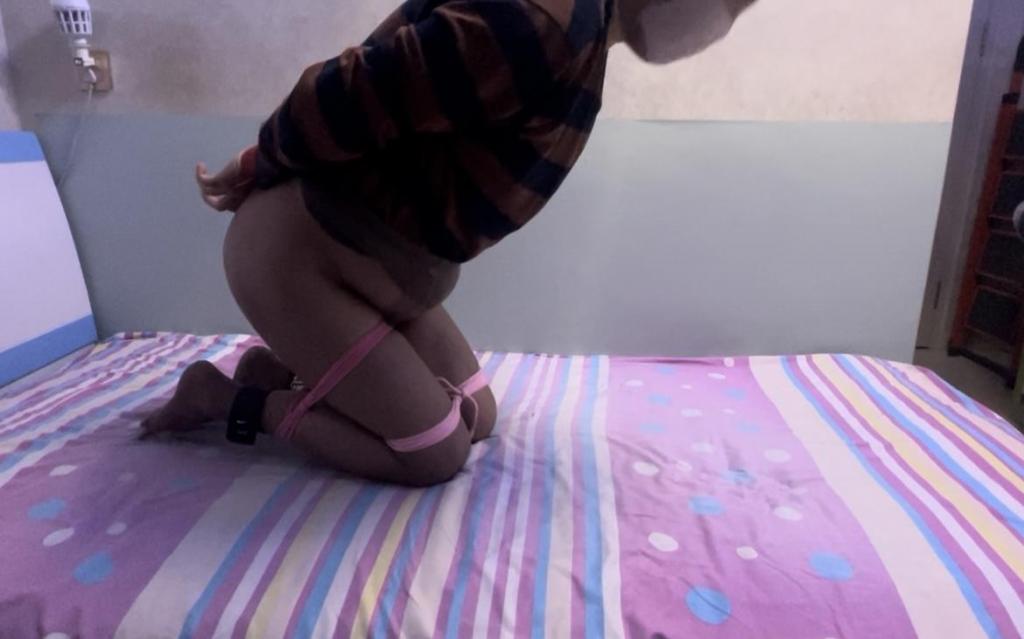 无法挣脱的严厉束缚 开腿绑后并腿在绑再加脚铐。大宽胶布封嘴，放入跳蛋，中途跳蛋突然开启最高档，一直强高无法挣脱束缚！