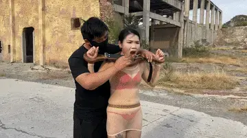 【左耳轻调】林霞户外甲板脚镣，遛。(绿帽老公全程在旁边拍摄） 【左耳轻调】林霞在户外穿性感情趣被上了夹板被迫举手户外，带上口枷，被当着老公的面带上项圈牵着走路，12厘米高跟鞋，难受极了。口水拉丝。解压密码zuoer888。【左耳轻调】面向全国爱好者开放，本店提供绳艺捆绑模特服务，体验女绳师捆绑服务，体验长时间囚禁服务，绳艺教学培训，绳艺交流会，场地出租，专业麻绳销售，原创视频套图销售，作品私人订制，模特原味丝袜出售等，另外本店招募同好合作伙伴。qq:2223198915