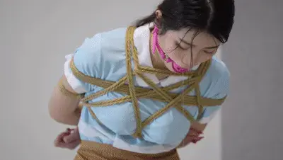 【灰太狼的羊】"好利来"女仆反手接小恐龙，惩罚环节鼻涕口水直流【紧缚＋口球＋驷马缚＋挠痒痒】 享享今天扮演的角色是好利来女仆，用手铐将她反手固定住，再去接弹射起来的小恐龙，可惜只接住了一只黄色小恐龙。享享只能体验一下提前为她设计好的惩罚啦~先用绳子将她的上肢固定住，享享用力蠕动，都无法摆脱绳子的紧紧束缚。再依次叠加惩罚，用粉色口球将享享的嘴堵住，跪着~站着~享享的嘴里全是口水，口水顺着口球流了下来，滴落在了地上，享享看着口水一直流，却无法控制~接着就是驷马缚体验，将头发、上肢与脚绑缚在一起，绳子拉拽着头发，她不得不将头抬起来，享享戴着口球，只能任凭口水滴落在地上，再叠加挠痒痒惩罚，她只能趴着等待惩罚结束~ <span style='color:#b0b0b0;'>[隐藏文字，购买后可见]</span>