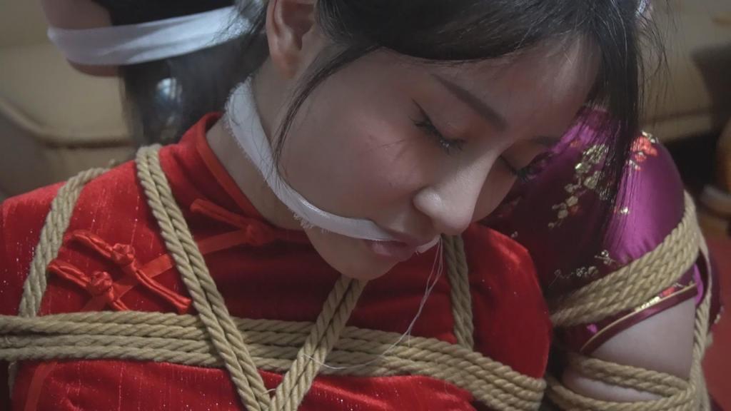 一绳有你定制《血色魔都2》中 女军统其实是卧底，偷偷解救了被关押的三女，并把她们带到了一个据点，没想到大小姐居然是假扮的，三名DXD再次落入敌手。。。。。解压密码：qlzz