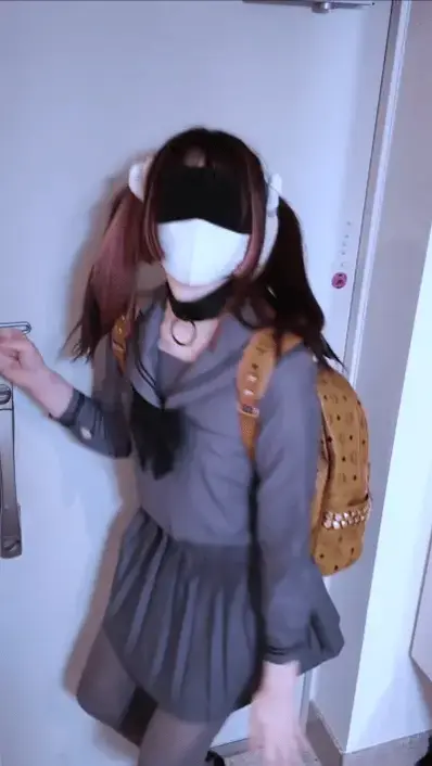 「微剧情」「JK痴女放学后的日常」10+次gc！呼吸抑制，啵啵贝，炮机插入，猛烈颤抖❕日式紧缚➕灰丝zw➕仰面驷马➕td振动棒➕郊狼电击➕无限制强高等，超高质量冲榜！！请仔细看预览❕❕❕ 预览图画质有压缩！大了传不上来，实际画质1080p。（请勿模仿视频玩法，安全第一，健康生活）<br>关于水印的更新！！！：响应平台的号召，抵制盗版的同时为了兼顾正版粉丝的观影体验。现在缩小了移动水印，降低了透明度和移动速度。同时二维码会随机刷新在视频角落，很大程度的提升了观影体验！！！<br>诶诶诶！m属性爆棚的妹妹回家之前就已经自己堵好嘴带好眼罩了嘛！？看来不是一般的心急啊。放下书包就开始找玩具，先zw找找状态？已经快要不行了，但不够，还不够：“哥哥快来玩妹妹好吗、、、？”<br>先把小m绑在长椅上强制内八，固定好振动棒和td，随随着刺激不断勾起的小脚丫真的超可爱啊！然后再带上防毒面具，听着小m粗重的喘息与挣扎，感觉世界都和平了。。。<br>最后是仰面驷马炮机，肚子上再贴上电击片，明明被全身紧缚却还是要不断的弓起身子迎合插入的角度。玩尽兴了嘛？那明天还是要好好的学习哦乖妹妹。<br>.......敬请享用。