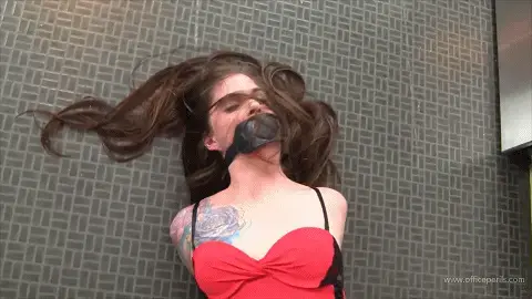 Amanda Reigh : Hogtied and Plug Gagged in the Kitchen 【中文off】阿曼达身着短裤、紧身上衣和高跟鞋，等待大卫前来捆绑她。他当然乐意效劳，先将她的手臂和肘部捆绑起来，最后还塞上一个皮革堵嘴器。随后将她拖到地上，脚踝也被束缚，接着被翻转过来打上青蛙结。阿曼达就这样在地上挣扎翻滚，从各个角度展示着被束缚的状态。Amanda is dressed in a short bottom, skimpy top and high heels as she waits on David to come and bind her. He of course is up for obliging her and gets to work binding first her arms and then her elbows topping it off with a leather plug gag. Moving her to the floor she’s bound at the ankles before being rolled over and frogtied. Amanda is then left to roll around on the floor struggling in her bondage as she shows it off from all angles in the process. David teases her a bit while she’s hogtied and Amanda manages to give as good as she takes from the floor. The clip ends with Amanda begging to be released from her bondage.