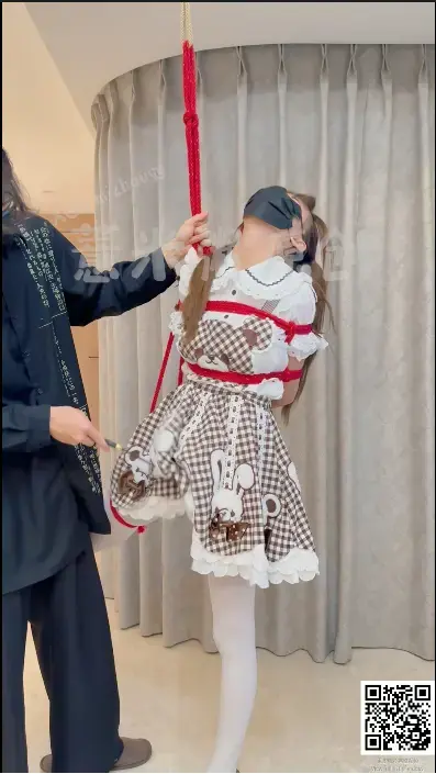 【粥粥】[Lolita2]小熊萝莉折腿吊缚调教+第一视角tk 把小萝莉折腿吊起来，然后用小皮鞭狠狠欺负她！捆绑 调教 放置 解缚完整记录，还加了第一时间tk，不得不说白袜小脚丫真是像雪糕一样完美！娇喘连连，足控福利！接剧本定拍、拘束体验、合作交流等~请关注X@yimizhouyy。联系方式购买后可见<span style='color:#b0b0b0;'>[隐藏文字，购买后可见]</span>