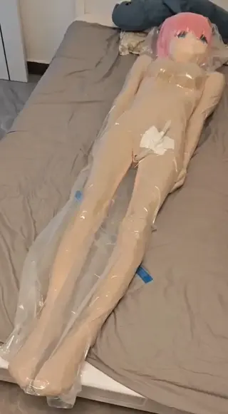 疑似kigurumi后藤独的真空袋止息 后藤独只穿了一层全包紧身衣zentai被装入塑料袋真空窒息，只有一根塑料管从裆部伸出，随时堵上的话......<br>“第一次玩自己的呼吸给自己抽真空！虽说速度没有真空泵吸尘器快，但是活动空间随着自己的呼吸，一点点的被挤压的感觉超级兴奋”<br>Goto only wore one layer of fully wrapped tight fitting clothing and was vacuum sealed in a plastic bag. Only one rubber plastic tube extended from his crotch, which could be blocked at any time .....<br>The first time playing with one's own breath to vacuum oneself! Although the speed is not as fast as a vacuum pump or vacuum cleaner, the activity space feels super excited as one's breath is squeezed bit by bit<br>後藤はただ1枚の全包みタイツを着てzentaiはビニール袋に入れられて真空窒息し、1本のプラスチック管だけが股から伸びて、いつでも塞がれば......<br>「自分の呼吸をして自分を真空にするのは初めて！速度は真空ポンプ掃除機ほど速くないとはいえ、活動空間は自分の呼吸に合わせて少しずつ押し出されていく感じがとても興奮しています」<br>原创作者：八重垣春树