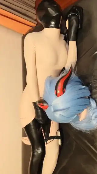 kigurumi甘雨多层乳胶球形束缚电击 某次玩耍的事后，尽管里之人已从全包紧身衣的甘雨娃娃中半脱出来露出全包乳胶衣和卤蛋脑袋，但其主人仍未停止电击刺激，而娃娃只有球形的手......<br>After a certain play, although the person in the doll half took off from the Ganyu doll in full zentai tights to expose the full latex rubber ganyu gel coat and Soy egg head, the owner still did not stop electric shock stimulation, and the doll only had spherical hands .....<br>ある遊びの後、中の人はタイツを包んだ甘雨人形から半脱ぎでラテックスと卵の頭を露出したが、主人は電撃刺激を止めなかったが、人形は球形の手しかなかった。.....<br>原创作者：八重垣春树