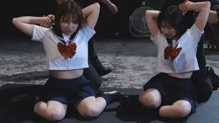 セーラー機関銃ボイン少女 違●製薬工場に潜入依頼を受けたスパイ女学生は返り討ちに遭う…イキ潮大洪水キメセク拷問堕ち 楽しく登下校して、昼休みは二人で楽しく談笑して、他の子と変わらない、<br>誰がどう見ても女子校生、しかも二人ともショートカットで色白まるで双子のよう。<br>そんなセーラー服少女たちが実は巷で流行っている違法なクスリの<br>密輸売買の中継地点を壊滅させるために実は捜査官として町で潜入捜査をしていた…。<br>数多の捜査官が消息不明となり、捜査を進めていく中で怪しい男たちを見つける。<br>まずは電車で囮痴●捜査を行うもなぜか潜入が筒抜けで媚薬でイカされハメられ屈辱を受ける。<br>次から次へと殲滅しながら重要拠点を発見するもなぜか相手に情報が読まれて捕獲されたが、何とか脱出。<br>機関銃を両手にとうとう相手のボスとの対面、そこへ上司への裏切りに絶望する二人。<br>返り討ちに遭って低俗な男たちに媚薬を大量に飲まされイキ潮大洪水。<br>白い美体とスケベなおっぱいをぷるるんと揺らし<br>媚薬拷問堕ちでキメセクの餌食となった若くて気高き女子学生スパイ