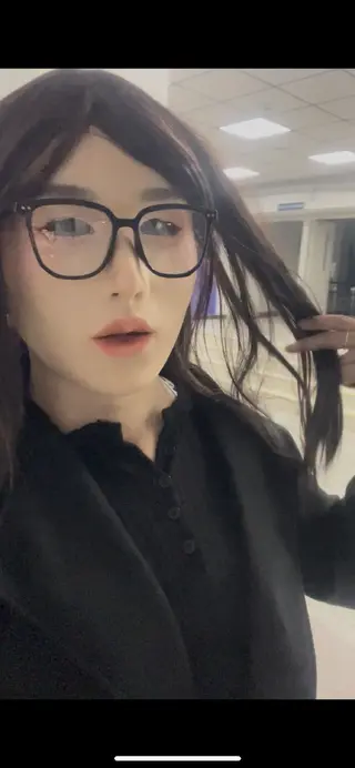 小男娘戴着面具在教室走一走 伪装成高挑的大美女，遇到了同学也不敢打招呼，只敢低头走路，越来越接受自己是大美女这个假设，开心的遇到个类似镜子的东西就欣赏自己，真美啊