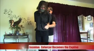 Enforcer Becomes the Captive - Jasmine St James Beauties in Bondage的老作品。<br>剧情简介：女警官贾斯敏奉命去拘捕一名涉嫌叛国罪的男子，她将对方铐上手铐并带到自己的巡逻车后座，然而她显然低估了男子，正当她打算掏出钥匙发动汽车时男子解开了手铐并快速从后面袭击了她并夺走了她的手枪。形势迅速发生逆转，现在贾斯敏反被男人铐上了手铐，他将她押送回房子了并迅速将她的双手双脚捆住，而嘴巴则用胶带封住防止她呼救，男人知道自己身份已暴露此地不宜久留，他决定将她作为人质一起开车带走，接着他将贾斯敏扛在肩膀上放进自己的汽车后面，但他发现车钥匙不见了决定返回家里寻找，贾斯敏趁此机会试图挣脱，但很遗憾的是她未能成功，她真的陷入了大麻烦了。