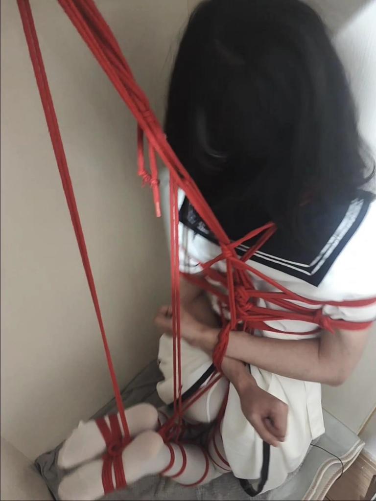 男娘、白丝、纯白JK、全身紧缚被吊在柜子里前面打开训练器进行放置榨精 今天自白去朋友家里玩，发现朋友家里好大啊，家里也没有别人，哇，柜子里也空空的好像可以把我放进去，朋友进入房间悄悄的锁上房门高兴的说确实可以试试，随后拿出一大把绳子和小玩具并把一把推倒我摁在了床上<br>自白：诶？！我就是说说而已别当真<br>朋友：不试试怎么知道<br>在我强烈但无力的反抗下被朋友把我全身上下都捆得结结实实的动弹不得，上半身绑的是菱绳，还有日式后手缚，下面是我教朋友的并腿，本来捆好之后放在床上都动弹不得了，还被加入了训练器榨精<br>自白：唔……这样就够了吧……已经动不了了，就不要放柜子里了吧<br>朋友轻蔑一笑，默默给给训练器接上充电宝打开开关，自白在床上顿时扭成一团发出快要高潮的美妙叫声，让人忍不住想要狠狠的欺负<br>朋友轻轻抚摸着自白身上绳子兴奋的说道：都被绑起来了还能听你的话啊<br>朋友将自白薅了起来，戴上口球和眼罩，以一跟绳子穿过背后所有的绳子，最后相交固定形成了一个大号的环扣，并以一种驷马的方式被拎进了柜子里吊缚起来，由于固定的绳子是单绳，绳子一拉紧全身都会被往后拉，在朋友的一系列加固之后，自白被吊在柜子里被迫膝盖着地，还好朋友垫了枕头，不然真的会痛死，训练器还在不停发力感觉随时随地都会高潮<br>朋友在一旁架起相机满意的欣赏自己的作品，并悄悄的把训练器开到了最大，自白在柜子里呜呜的叫着，口水流了一地，没一会就射了出来，但放置可不会这么快就停下，顺带一提，这个吊法可千万不要乱动，要是膝盖往后一滑，身子往前一倾就彻底动不了了，只能当别人玩弄的玩具了哦<br>自白带着口球呜呜的叫唤着<br>（翻译：别解说了快给我关掉啊，受不了了！）<br>在给自白稍微休息了一下，调了个其他的档位关上柜门，今晚就在这里过夜吧～<br>自白：呜呜呜！（不要啊！）<br><br><br>唔……这次拍摄不佳，大部分细节展示没弄好，就见谅便宜卖了，下次会更好的，既然如此就把剧情写长一点吧