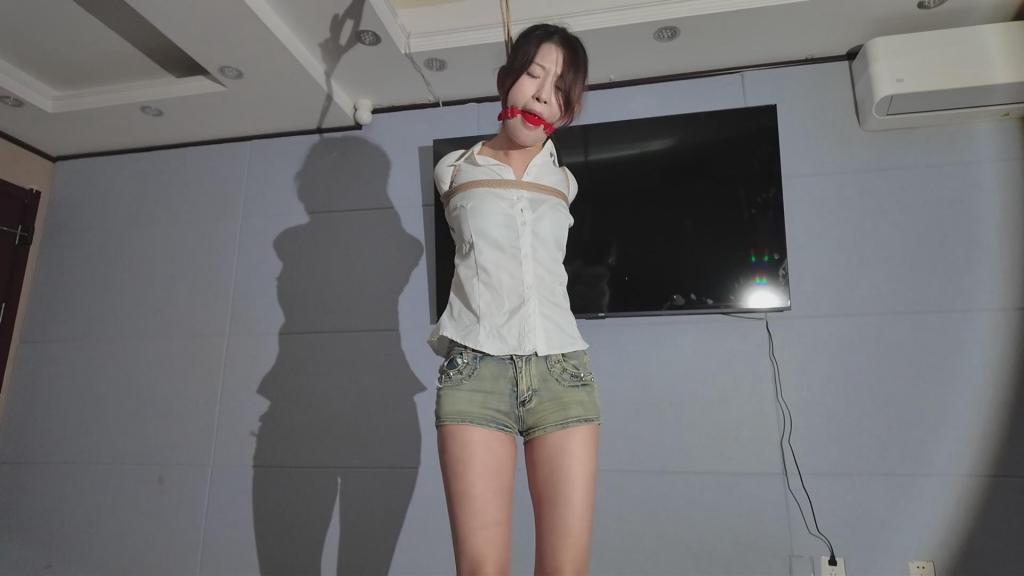 定拍：魏灿灿直臂极限吊脖子 魏灿因为业绩不达标，被迫接受惩罚。极限直臂紧缚，脖子被绳索紧勒，双足的黑色高跟鞋也成了惩罚的工具，开口器让魏灿的口水毫无顾忌的四溢横流，当高跟鞋被脱掉的瞬间，更是颤抖的厉害，为了减轻脖子的压力，能够呼吸到足够的空气，魏灿只能高高踮起脚尖。最后换红色口球，不停地被鞭打，抚摸，被抽的痛苦喊叫，只是口球堵着，声音无法传出太多。直到魏灿呼吸不畅，双臂冰凉才结束这场噩梦。魏灿声音魅惑，值得欣赏。剧情定拍，模特合作，女m绳缚体验等各种事宜可加我Q2332635397，注明来意。后续更精彩，希望大家支持和关注。<span style='color:#b0b0b0;'>[隐藏文字，购买后可见]</span>