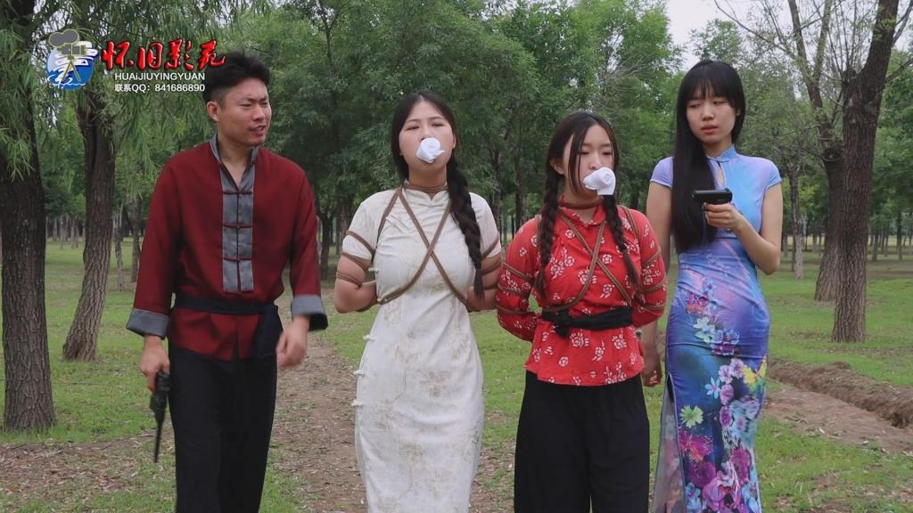 怀旧影视定制《乱世红颜劫》完整版 抗战时期，八路军区联系一伙抗日土匪，准备将其改编。不料情报泄露，交通员被捕。鬼子派遣特工假冒八路意图将抗日武装引入埋伏一举歼灭。交通员被潜伏在敌人内部的军医救出，晚一步赶到山上。土匪巧妙分辨出女鬼子，将其五花大绑关了起来。女鬼子贼心不死，鼓动山寨二当家造反，抓获了交通员和山寨夫人押往鬼子司令部。交通员和夫人在押解的过程中被死里逃生的大当家救下，女鬼子被抓住押往基地。交通员接到新的任务前往秘密据点和卧底接头。不料女鬼子从牢中逃脱，顺藤摸瓜抓住了交通员和卧底，前来报信的夫人也被拿下。三女被押解到司令部接受严刑拷打拒不透露机密，鬼子恼羞成怒将三女押到刑场。三女在刑场被救下，不料大当家被鬼子击伤不治身亡。三女压着女鬼子准备逃离敌占区，路过一户农家准备休息一下。哪想落入人贩的陷阱。四位美女都被迷晕后捆绑堵嘴撞进麻袋里运走。醒来后发现自己只剩贴身小衣，被绑的结结实实的。四位美女挣扎无果被人贩子绑在柱子上公开拍卖。 <br>解压密码：qlzz