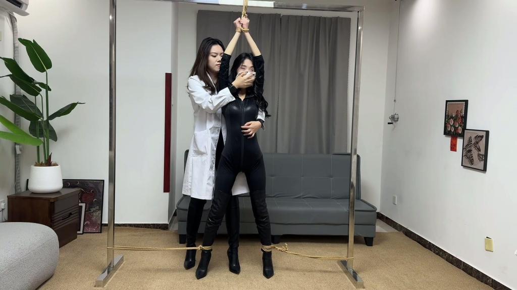 目标被击败 这是我在坎帕尔工作室制作的视频。如果你有任何需求，可以联系工作室。QQ 3766687640。<br>训练有素的她只需一口气就能控制和解除武装，从不会失手。但当氯仿反噬她，欲望蒙蔽了她的控制力时，任务就会崩溃。猎人还是猎物——她会成为哪一个？<br><br>This is a video I made at Studio Kampar. If you have any requests, you can contact the studio. QQ is 3766687640.<br>Trained to dominate and disarm with a single breath, she never misses her mark. But when chloroform turns against her and desire clouds her control, the mission fractures. Hunter or prey — which will she become?