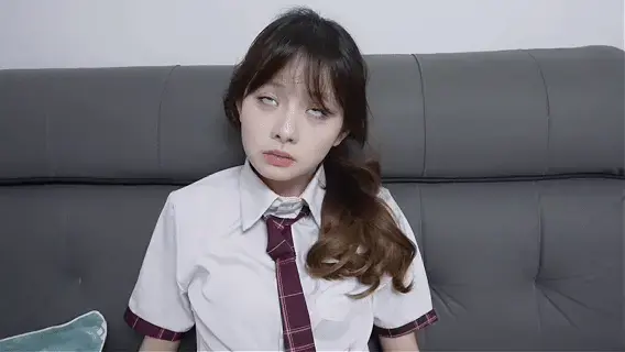 【定制公映】迷晕白袜脚的诱惑（一） 清纯乖乖女小念在家休息犯了困盖上小被子睡着了，截然不知恋白袜变态在黑暗处偷偷观察，他小心翼翼的走到小念旁边，看到睡着的小念，<br>尤其是那双帆布鞋口若隐若现的白袜，像是一块磁铁吸引着自己。这时，他看向小念的眼睛，大吃一惊，原来小念睡着眼睛竟然是睁开了一条线。。。<br>这下更刺激了，变态最喜欢的就是趁着女生睡着偷偷翻开女生的眼皮，把玩那充满诱惑的幼嫩白袜脚,,,,<br>他的脑海中在飞速转动，今晚会使用诸多迷晕方案对待这位面前的美少女。<br>感谢客户大哥支持公映 定拍qq2838269780 1372181502 喜欢白眼白袜脚迷晕的放心入