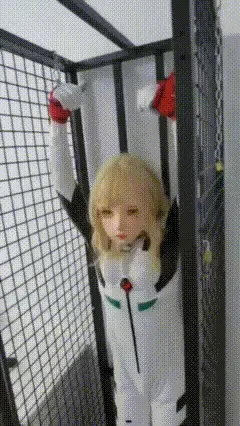 kigurumi战斗服拘束囚禁捆绑小游戏 kigurumi战斗服拘束囚禁捆绑小游戏，可怜的娃娃被塞上小玩具后被关在笼子里罚站，精疲力尽被放出来之后又被绑在椅子上，强行分开双腿被小玩具玩弄。（寻南京s属性同好，QQ204887249，可扩列）