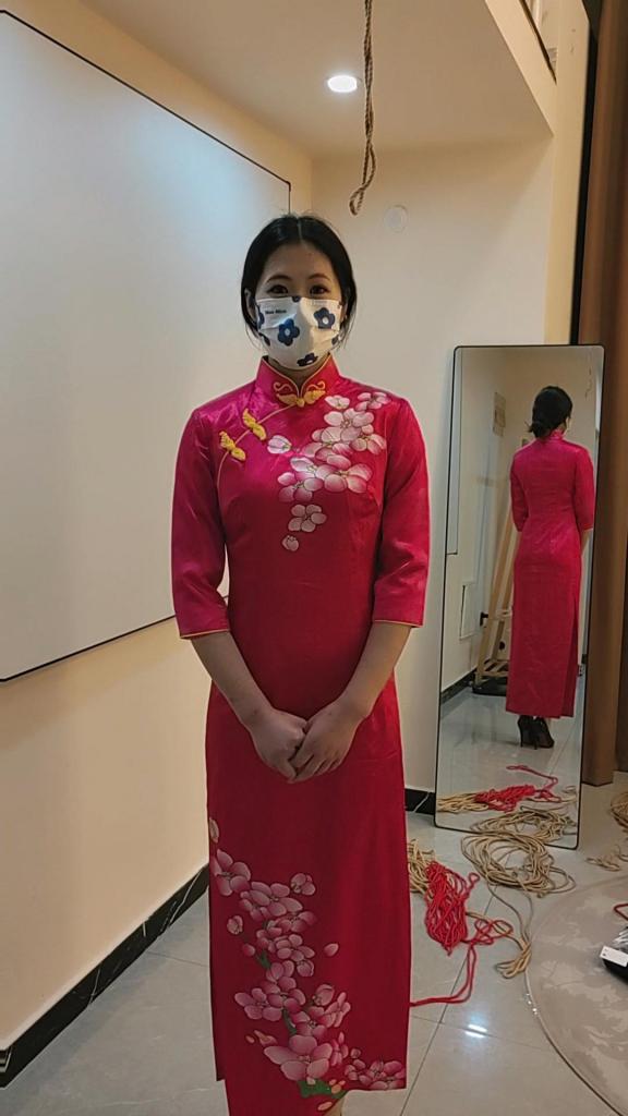 文慧红旗袍背剑式单腿紧缚 文慧红旗袍，越来越有味道！背剑紧缚，加单腿吊，肉丝玉足支撑身体，旋转！松开的时候，酸麻无比！