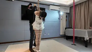 一绳所爱定拍，直臂吊缚 模特魏灿，难度比较大的直臂吊，绑到手臂充血，疼的哇哇叫。解压密码：12345