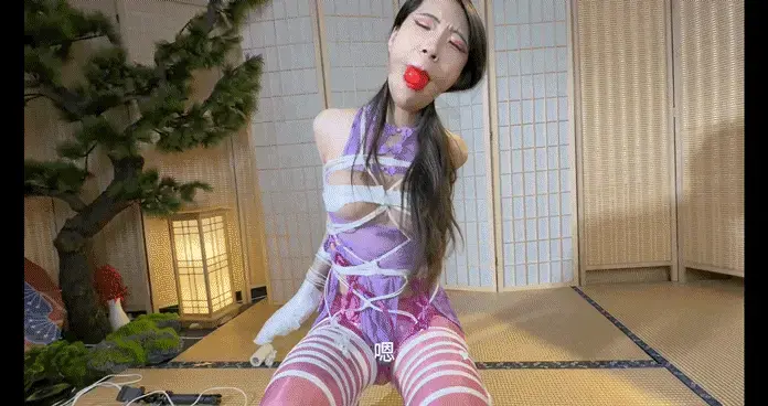 【面具男】《在极限并肘直臂超紧M字腿捆缚时如何挣脱》美色紫丝袜透明高跟鞋锁娘苏珊为大家讲解过年防骗防绑架逃脱技巧教学，诚邀苏珊到面具男防绑架逃脱节目进行表演！ 前提：合同通告，大致10分钟需要解开逃脱面具男的紧缚挣扎，小字若干，对于逃脱大师苏珊来说简简单单！<br>1苏珊先给我们介绍歹徒常用道具展示，麻绳，口球，限制体力玩具，拘束道具等等，接着苏珊邀请工作人员将其捆上。<br>2为了防止逃脱大师苏珊利用独特优势技巧，会捆到超出常人的紧密拘束，接着还要用超粘胶带包住十指手掌，这样才有教学的意义。<br>苏珊：！合同里面没说啊！！这！这怎么解开！！还限时10分钟！！呜呜呜！！！<br>3为了更加的真实，歹徒通常会对绑票折磨限制，最多的是令其达到姓糕巢，这样的话就会没有力气，当然我们会模仿的，会使用各种玩具让苏珊达到表演的效果。<br>苏珊：！！！呜呜呜！！！！合同里面没有说啊喂！！怎么回事，都没体力的怎么逃啊啊啊！！呜呜不要啊！！！<br>给同好们分享同款道具<br>淘宝店：面先生的私藏（道具服装丝袜） <br>已更新超紧细麻绳透明单手套透马具型明口球等<br>面具男S的QQ1557709549 565878270 v：mianjunan888（天津）<br>S的推@minjnn624700<br>诚招能来天津或者方便我过去的绳模，<br>女M CD都可以，男M等都也可以约玩体验。<br>可以帮忙化妆满足同好的女装梦， 也可以订拍各种视频<br>字幕：<br>欢迎苏珊来到我的工作室<br>好吧<br>然后呢<br>现在年底了<br>不是吗<br>对吧<br>苏珊<br>嗯<br>对<br>年底了<br>你有没有收到过什么诈骗电话之类的<br>那肯定收到过吧<br>嗯<br>收到诈骗电话是吧<br>那要是不小心被绑架了怎么办呢<br>有没有过这种想法呢<br>没有<br>没有<br>哼哼<br>但是最近社会上出现了很多<br>那种人贩子的那种事件嘛<br>如果我们碰到了这种情况<br>该如何进行自救呢<br>嗯<br>这个节目呢<br>就是请你过来展示<br>一下这个自救的过程<br>知道吧<br>哦<br>然后给观众朋友们这个展示一下<br>是吗<br>啊<br>对<br>表演一下嘛<br>好<br>嗯<br>下面你应该展示一下歹徒一般用<br>什么道具来限制你的自由活动<br>来<br>先展示绳子吧<br>嗯<br>就像你身上捆的绳子一样<br>嗯<br>一般情况下呢<br>如果我<br>嗯<br>不要害羞嘛<br>这是件非常严肃的事情<br>好吧<br>也许真的有一天<br>啊<br>这个是绳子啊<br>这个是绳子啊<br>嗯<br>一般呢他们拿不到很专业的麻绳啊<br>他们就会用用这种这种<br>尼龙绳会比较多一些<br>啊<br>嗯<br>对<br>这种绳子一般是多细的<br>3毫米<br>对<br>3毫米这种<br>对<br>来展示一下<br>嗯<br>来展示一下<br>啊<br>嗯嗯嗯<br>嗯<br>可以了<br>就拿在手上展示一下就可以了<br>对啊<br>好<br>这种绳子一般来说是非常能挣扎开的<br>就像捆在你身上一样<br>对吧<br>嗯<br>对<br>可以展示一下你身上捆的绳子嘛<br>对<br>嗯<br>对啊<br>嗯<br>嗯<br>对<br>好了<br>然后呢<br>再展示一下其他道具<br>这什么<br>一个<br>这是什么呀<br>这个是<br>一个一字的<br>脚镣<br>用来限制我们这个行行动的<br>这是除了绳子之外的<br>那这个东西其实比较好逃跑<br>嗯<br>啊<br>还有你脚上那个<br>脚上的吗<br>对<br>鞋子<br>就是犯人<br>歹徒会强迫穿上这种鞋子<br>并且锁上<br>可以展示一下这个鞋子<br>这样就算挣脱绳子也不好逃跑了<br>来展示一下鞋子的侧面<br>嗯<br>嗯<br>怎么脱都脱不掉吧<br>这个鞋子<br>那肯定的呀<br>除非把这个带子拆下来<br>啊<br>那脱不掉了<br>好了<br>再展示一下别的东西吧<br>嗯<br>那个红色对<br>这个是什么呢<br>这个东西叫口球啊<br>嗯<br>再重新展示一下吧<br>嗯<br>嗯<br>这个东西是什么呢<br>这是这东西什么呢<br>它有什么用呢<br>啊<br>我也懂啊<br>这个东西是这个歹徒会用来<br>限制我们这个说话能力的啊<br>嗯<br>就说求救的时候会那个<br>就我们就没有办法求救了<br>你要不要自己先试一下<br>啊<br>嗯<br>对<br>大概是这么用<br>嗯<br>嗯哼<br>嗯哼哼<br>然后就说不了话了<br>嗯<br>嗯<br>好<br>可以摘下来了<br>好像还有最后一个那个东西是什么呢<br>这个吗<br>对<br>这是什么呀<br>看不懂<br>我是一个纯洁的人<br>呵<br>你怎么会不懂呢<br>我不懂<br>你肯定会懂的<br>不是歹徒绑人<br>会用上这个东西吧<br>你给那个插头给我<br>给<br>对<br>过来<br>看看回家<br>这个东西<br>嗯<br>知道怎么用吗<br>不知道<br>你应该知道的<br>不知道<br>试一下嘛<br>我不知道<br>嗯<br>这教学嘛<br>好好教好不好<br>没准真的能救到别人呢<br>我多认真的在教在教啊<br>这是个按摩的<br>嗯<br>嗯<br>你可以把这个放在你的<br>那个私处那里试一下<br>看看是什么感觉呢<br>来<br>把腿打开一点<br>可以吗<br>啊<br>会不会让你全身无力呢<br>会的<br>会的啊<br>再用一下嘛<br>麻烦再用一下<br>还没拍到呢<br>赶紧吧<br>再用一下嘛<br>啊<br>开到大一点<br>可不可不可以<br>哎<br>对了<br>嗯<br>嗯<br>接下来你的任务就是应对着这个玩具<br>然后进行逃脱<br>可以吗<br>可以<br>好<br>那接下来就开始嗯<br>开始接下来下一步了啊<br>嗯嗯<br>那么接下来就让工作人员来<br>把我用最严密的方式捆起来<br>然后我来给大家展示<br>一下我要如何自救<br>好吗<br>嗯<br>好<br>是<br>呃<br>那么好<br>现在工作人员呢<br>已经把我的腿捆好了<br>大家可以看到啊<br>捆的还是很紧的啊<br>嗯<br>再展示一下<br>看看是不是可以挣扎的开呢<br>嗯<br>不太可以<br>完全挣扎不开吧<br>嗯<br>嗯<br>来<br>再坐过去看一下看一下被捆的细节<br>把腿打开<br>嗯<br>对了<br>嗯嗯<br>完全挣扎不开<br>对吧<br>嗯<br>啊<br>那接下来就让<br>工作人员把我的手也捆上吧<br>嗯<br>对<br>因为你刚刚说的时候<br>你那个动作太那啥了<br>你认真点说<br>你认真点说<br>你说你这样说<br>好吧<br>啊<br>321开<br>OK<br>那完美啦<br>毕业<br>我叫毕业啦<br>真他妈是<br>等去吃牛肉火锅好吗<br>笑死<br>这个傻逼<br>还有呢<br>等等<br>还有一句台词呢<br>把嘴也堵上是吧<br>对<br>我他妈也知道你俩要干嘛<br>傻逼<br>能对的起来吗<br>还是就这样<br>哎<br>不堵不堵<br>那就这样吧<br>好吧<br>干什么呀<br>捆直逼啊<br>对<br>呃<br>能还能下去帮我拿<br>一下那个白色胶布吗<br>嗯<br>那个包手的<br>你不是演舞台剧的吗<br>我特么要他也不演这玩意啊<br>你们傻逼吧你<br>操你妈呀<br>你演舞台剧<br>我要他也不说这个呀<br>不是不是<br>我说演的很好<br>只是说呢<br>有有技巧<br>你演舞台剧都是说台词这么快的<br>不是啊<br>舞台剧不用那么尬好吗<br>舞台剧不用那么尬好吗<br>滚<br>真傻逼<br>我受不了了<br>小孩受得了吗<br>小孩没事<br>哦<br>要接吗<br>呃<br>我接一下<br>喂<br>咋的了<br>稍等一下<br>行<br>等会啊<br>那个老板<br>你不<br>啊<br>我给你关了<br>老板呢<br>啊<br>接呢<br>咋了<br>我忙呢<br>我拍我我拍摄呢<br>啊<br>你拍吧<br>晚风忙不忙啊<br>晚风不忙<br>他他给你了<br>我说你要直播找他吧<br>大家都喜欢你啊<br>没办法<br>我是他们的父亲<br>就唯一做不起来了<br>做不起来<br>啊<br>你不用带<br>就露露脸了<br>你就<br>嗯<br>现在没拍你<br>拍了<br>怎么开始拍<br>那么现在工<br>那个工作人员呢<br>也把我的手位已经攻好了<br>大家可以看到<br>嗯<br>那现在我们要附加上多一个道具<br>好吧<br>为了增加一下<br>这个<br>真实性<br>真实性<br>对<br>真实性<br>要把这个<br>这个可以接受吧<br>可以<br>嗯<br>哎<br>好像有点紧哎<br>这样怎么真的能解的开吗<br>嗯<br>这个嘛<br>为了真实性嘛<br>自己尝试一下了好不好<br>嗯<br>嗯<br>刚刚可是你给说接受的哦<br>好吧<br>好<br>再转过来吧<br>然后到最后一步了啊<br>因为被绑架的时候会大喊大叫嘛<br>应该用什么道具呢<br>请这个模特来为我们介绍一下好不好<br>不要害羞嘛<br>脸转过来<br>快点<br>快点转过来吧<br>嗯<br>那介绍一下吧<br>最后一个呢<br>就是我们的口球啊<br>这个东西刚才已经给大家展示过了<br>好<br>那现在嗯<br>你现在让工作人员把口球给我带上吧<br>嗯<br>对<br>嗯<br>刺激<br>好<br>你可以开始了<br>好<br>可以开始跟工作<br>跟观众说开始了<br>嗯哼<br>嗯<br>好像有点失误啊<br>嗯<br>我需要再把模特的手再绑紧一点<br>嗯<br>防水<br>那段情应该更真实吧<br>这可能是<br>嗯<br>嗯<br>可以了<br>哦<br>你想拿走了<br>嗯<br>嗯嗯嗯<br>嗯<br>嗯<br>给模特再增加点难度<br>嗯<br>嗯<br>你不是在用胶做再啃吗<br>嗯<br>你刚说什么<br>说我还是人吗<br>啊<br>你说什么<br>那主人可得好好惩罚你了啊<br>哦哦哦<br>嗯嗯嗯<br>可以把腿撑开给观众看一下吗<br>嗯嗯嗯<br>嗯嗯<br>嗯<br>合同里面写好了<br>10分钟之内要解开哦<br>嗯<br>要解不开<br>那就算节目事故了<br>嗯嗯<br>你不会没看到那条合同吧<br>嗯哼嗯<br>嗯<br>嗯哼<br>你不是说很容易可以解开的吗<br>嗯嗯哼嗯哼<br>是那个手那里的问题<br>对吧<br>嗯<br>刚刚你说可以接受的嘛<br>嗯<br>怎么现在又不行了<br>尝试一下嘛<br>嗯<br>嗯<br>这不是很简单吗<br>嗯嗯嗯<br>还有8分钟<br>嗯嗯嗯<br>嗯<br>嗯<br>还有8分钟<br>白劫匪就回来了<br>啊<br>就是发现<br>你挣脱开了<br>就会被抓起来狠狠的玩弄<br>嗯嗯嗯<br>嗯嗯嗯<br>哦<br>哦<br>哦<br>嗯<br>怎么连一点松动都没有<br>嗯<br>嗯哼哼<br>嗯哼哼<br>你不是开始的时候说很简单吗<br>嗯<br>哦<br>你说我不是人呢<br>嗯<br>这么紧<br>嗯<br>哦<br>我来帮你一下好不好<br>哦<br>哦<br>哦<br>哦<br>哦<br>哦<br>嗯嗯嗯<br>嗯嗯<br>嗯<br>这样子更容易解开它吧<br>嗯嗯嗯<br>嗯<br>还有5分钟<br>嗯<br>哦<br>嗯哼哼<br>嗯哼哼<br>嗯哼哼<br>哦<br>嗯嗯嗯<br>嗯嗯哼<br>怎么回事啊<br>嗯哼嗯<br>嗯嗯嗯<br>还有3分钟<br>歹徒就回来了哦<br>嗯哼哼<br>嗯<br>嗯哼<br>嗯<br>好漂亮啊<br>嗯嗯嗯<br>嗯哼<br>嗯嗯<br>嗯哼嗯哼嗯哼<br>歹徒他提前回来了<br>嗯<br>怎么办<br>嗯哼<br>怎么办<br>嗯哼<br>嗯<br>嗯嗯<br>好了<br>嗯<br>海竹提前回来喽<br>嗯<br>我们开始玩点好玩的游戏吧<br>嗯嗯嗯<br>给我们送货<br>开发一下后面吧<br>嗯<br>嗯<br>这也是合同里面的规定吗<br>嗯嗯<br>你不会也没看到吧<br>是不是一点也都不看合同的呀<br>啊<br>我的亲亲你看看要不要<br>嗯嗯<br>嗯嗯嗯<br>好紧啊<br>嗯嗯嗯<br>谁叫你从头不开的<br>嗯<br>嗯<br>嗯嗯嗯<br>嗯嗯嗯<br>太紧了<br>嗯<br>嗯<br>嗯<br>嗯<br>嗯<br>有办法可以解开吧<br>嗯<br>嗯<br>怎么锁不掉啊<br>哦<br>嗯嗯<br>嗯嗯嗯<br>声音挺大的<br>嗯<br>嗯嗯<br>嗯<br>嗯<br>嗯<br>想的自己呗<br>嗯<br>在节目上公众玩弄<br>这么多观众直播看的情况下<br>还这么骚的样子<br>嗯<br>一定很色<br>嗯嗯嗯<br>嗯嗯嗯<br>嗯嗯嗯<br>穿了好多呀<br>嗯嗯嗯<br>嗯<br>不是说你高潮了就给你解开吗<br>合同里面说好了<br>要自己解开<br>嗯哼嗯哼<br>解不开就<br>只能送你去最真实的<br>更真实的场面去了<br>嗯嗯<br>嗯嗯嗯<br>嗯<br>吃成什么样了<br>食物都流到屁股里面去了<br>呜呜呜<br>嘿嘿<br>哦哦哦<br>嗯<br>都哭了呢<br>你是后悔你签合同时候没看是吧<br>啊<br>嗯<br>哼哼哼<br>哦哦哦<br>嗯嗯嗯<br>嗯嗯嗯<br>真好看呀<br>嗯嗯嗯<br>可以把腿张开给观众看一下吗<br>嗯嗯<br>嗯嗯嗯<br>在合同里面写好了<br>10分钟之内要解开哦<br>嗯<br>要解不开<br>那就算节目事故了<br>你不会没看到那条合同吧<br>嗯<br>嗯<br>嗯哼<br>你不是说很容易可以解开的吗<br>嗯嗯哼嗯<br>是那个手那里的问题是吧<br>嗯<br>刚刚你说可以接受的吗<br>嗯<br>怎么现在又不行了<br>尝试一下嘛<br>嗯<br>嗯<br>嗯<br>这不是很简单吗<br>嗯嗯嗯<br>还有8分钟哦<br>嗯嗯嗯<br>嗯嗯<br>还有8分钟<br>白劫匪就回来了<br>要是发现你你挣脱开了<br>就会被抓起来<br>狠狠的玩弄了<br>嗯嗯嗯<br>嗯嗯嗯<br>嗯嗯嗯<br>怎么连一点松动都没有<br>嗯嗯嗯<br>嗯嗯嗯<br>嗯哼哼<br>嗯哼哼<br>你不是开始的时候说很简单吗<br>嗯<br>还说我不是人呢<br>嗯<br>怎么这么紧啊<br>嗯<br>嗯<br>哦<br>嗯<br>让我来帮你一下好不好<br>嗯<br>我来帮你一下好不好<br>嗯<br>嗯<br>嗯<br>嗯<br>嗯<br>嗯嗯嗯<br>嗯嗯<br>嗯<br>箱子<br>不能理解吧<br>不知道<br>嗯嗯嗯<br>嗯<br>还有5分钟<br>嗯嗯嗯<br>哦<br>嗯嗯嗯<br>嗯嗯哼<br>怎么回事啊<br>嗯哼嗯<br>嗯嗯嗯<br>还有3分钟<br>歹徒就回来了哦<br>嗯哼<br>嗯嗯<br>嗯嗯嗯<br>嗯哼哼<br>嗯<br>哼<br>嗯<br>嗯<br>嗯<br>嗯哼<br>嗯嗯嗯<br>歹徒他提前回来了<br>嗯<br>怎么办啊<br>嗯哼<br>怎么办<br>嗯哼<br>嗯<br>嗯<br>拍照片吧<br>哦吼<br>给我们收货时的照片吧<br>嗯嗯<br>嗯<br>歹徒提前回来喽<br>嗯<br>我们开始玩点好玩的游戏吧<br>嗯嗯嗯<br>给我们骚货<br>开发一下后面吧<br>嗯<br>嗯<br>这也是合同里面的规定啊<br>嗯嗯<br>你不会也没看到吧<br>是不是一点也都不看合同的呀<br>我就轻轻的离开<br>放下了<br>嗯嗯<br>嗯嗯嗯<br>好紧啊<br>嗯嗯嗯<br>嗯嗯嗯<br>谁叫你挣脱不开的<br>嗯<br>嗯<br>嗯嗯嗯<br>嗯嗯嗯<br>给拿坏了<br>嗯<br>太紧了<br>嗯<br>嗯嗯嗯<br>有办法可以解开吧<br>嗯<br>嗯<br>怎么锁不掉呢<br>嗯<br>哎哎<br>嗯嗯嗯<br>还不挺大的嘛<br>嗯<br>嗯嗯<br>嗯<br>嗯<br>想我自己在<br>嗯<br>在节目上公众玩弄<br>这么多观众直播看的情况下<br>还这么骚的样子<br>一定很色吧<br>嗯嗯嗯<br>嗯嗯嗯<br>嗯嗯嗯<br>喷了好多呀<br>嗯嗯嗯<br>嗯嗯嗯<br>哦<br>不是说你高潮了就给你解开的哦<br>合同里面说好了<br>要自己解开<br>哦吼<br>解不开就只能送你去最真实的<br>更真实的场面去了啊<br>哦哦<br>啊哈啊哈<br>哎呀<br>都湿成什么样了<br>尸液都流到屁股里面去了<br>嗯嗯嗯<br>
