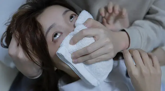 【定制公映】迷晕白袜脚的诱惑（二） JK小皮鞋女大被入室下y迷晕后，多次被手段迷晕。可是歹徒还是没有放过他，并沉迷于这种惨兮兮的反抗声与白袜挣扎扭动的快感.....<br>感谢客户大哥支持公映 定拍qq2838269780 1372181502 喜欢白眼白袜脚迷晕的放心入 解压密码是：bill