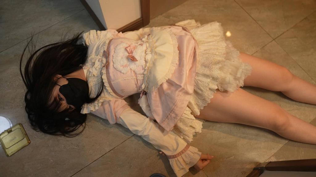 【小萌同学】BL38白棉袜小萌遭暗算，勒死后被玩弄脱光 感谢定拍~<br>网盘html格式改为rar<br>剧情介绍：女主是个大小姐在学校寄宿读书。男主是宿舍管理员。女主中午回脱下袜子闻了一下后换了一双新的后接着出门上课，袜子随意扔在地上。女主走后男主进屋，看到地上的袜子后闻起来。<br>晚上女主回到宿舍脱下鞋子，坐到凳子上把脚放在桌子上休息。女主给家里打电活说体育课长跑累而且宿舍有个管理员貌似是个变态。男主等女主挂了电话后偷偷进房间手刀打晕女主，然后把女主的身体放在沙发上。男主随后用绳子勒住女主的脖子，女主苏醒开始挣扎并且求饶，表示自己可以给更多的钱只要杀手放过自己，男主听完放开了勒住脖子的绳子和女主坐在沙发上谈判。<br>女主挑逗男主嫌弃的看着男主但用足勾引和贴贴，只要杀手先放过自己，想干什么都可以并且可以给男主很多钱。随后女主稳定住男主后说想去洗澡因为身上很脏。女主拿起手机离开，快走到厕所的时候，杀手从刚才的开心中发觉女主带走手机了。男主从后面追上掐住女主，女主感觉不对认怂求饶。过了一会女主的脸侧向一边眼睛睁着，男主探鼻息发现已经死亡。但女主死不瞑目<br>男主把女主公主抱到床上，把女主的腿抱着怀里玩着女主的脚，用脚相互摩擦等。男主让女主靠在床头，男主随后脱下一只袜子，男主坐在女主旁边头靠着男主肩膀，男主捧起女主的脸开始摸着女主的脸颊和摸着女主的头和脸。