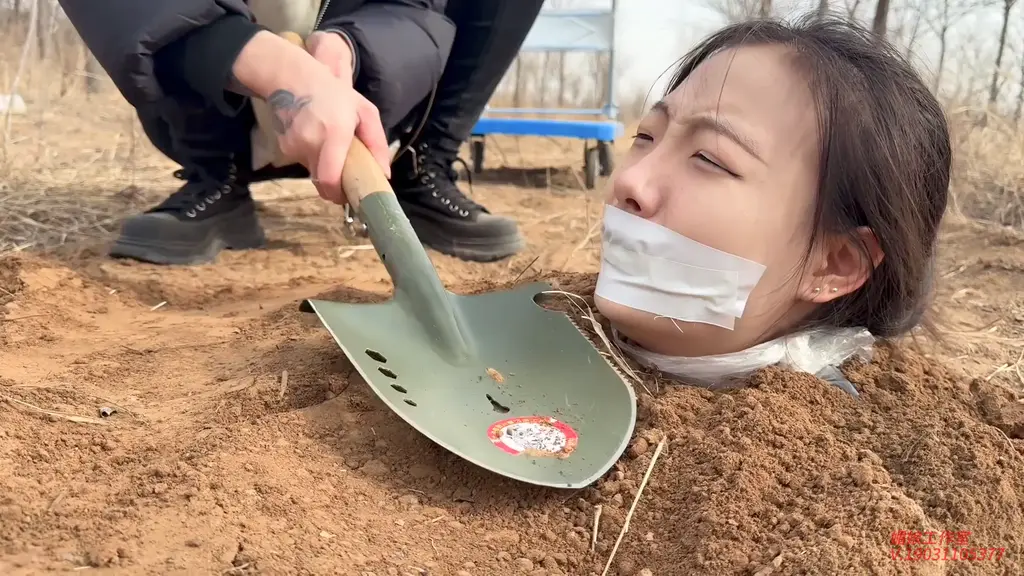 媚娘工作室-活埋-荒野公厕-2.11深圳巡游，深圳玩家可以预约 媚娘工作室<br>V:19031105377<br>2.11 深圳巡游 深圳玩家可以预约<br>线x体验 私人定拍 线下陪玩 约绑模特 全国上课<br>原本要进行拍卖的女孩流拍了，水儿和媚娘决定处理掉她。“每天干活已经够累了，居然卖不掉，还要处理我们自己处理，真是个赔钱货”，水儿一边嘟囔一边向前拉着推车，推车上的女孩被胶带和保鲜袋牢牢包裹着，眼前这未知的恐惧让她不住的呜咽挣扎。“别说那么多了，过来搭把手，坑马上就挖好了”，媚娘抡着铁锹对着赶来的水儿说到。媚娘撕开女孩眼睛上的胶带，“看看吧，这个是活埋你的坑”，女孩看着眼前的一幕，奋力挣扎想要挣脱束缚逃跑，但仍然被两人推入坑里。随着铁锹的挥动，女孩只剩下头在外面，身子已经被土严严实实的盖住，紧实的土壤从四面八方挤压着她，压制着女孩快要喘不过气“我看不能这么轻易的让她死了，给她喂点东西，还能多折磨她几天”，说完媚娘便将漏斗固定在女孩嘴里，暴力的灌入牛奶，“咕噜噜...”,女孩被迫只能喝下牛奶，来不及吞咽，感觉快要被呛到窒息一样。“晚上这里有很多醉汉，不如我们把她做成厕所吧”，媚娘给女孩戴上口撑器头套上水桶，水儿用纸笔在桶上写着“醉汉厕所...”,"你在这里待着吧，不要觉得孤单，旁边就是坟地，有的是人陪着你"，媚娘和水儿说完便离开了这里，只留下女孩一个人无助的挣扎，试图从土坑里逃离出来，但那是不可能的，除了脖子能轻微晃动，底下的土纹丝不动。不知道被做成厕所的女孩，在这几天又会经历什么，是因饥饿s在这片荒土，还是被半夜路过的醉酒男刨出来强用了？无边的恐惧吞没了女孩，她不敢再想...
