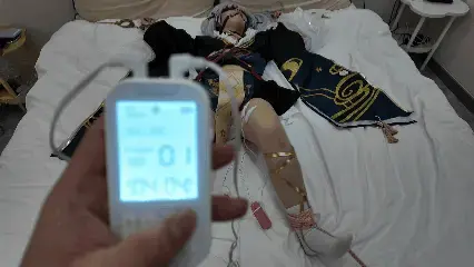 苏苏_神里绫华大字束缚，震动棒跳蛋电击调教，tk，揉胸，掐脖 解压码苏苏<br>神里绫华四肢呈大字型被束缚在床上，所有的挣扎都徒劳无果，被用震动棒刺激，tk，带着眼罩和口塞的她被黑暗所笼罩，神之眼也无法使用，只能苦苦挣扎任人宰割，期间被揉胸掐脖td刺激，更是用电击器不断加大电力，使她几近崩溃，最终在多重折磨下，凌华不堪受苦晕了过去......<br>定拍/原味/赞助 qq3975334131，价格优惠，重口勿扰～<br>苏苏的3D打印小店开业啦～视频中同款打印镣铐道具都在小店哦，有喜欢的宝子们可以来咨询物色哦，总有一款适合你～<br>有意3D镣铐枷锁等道具的宝子 qq3975334131，欢迎交流～