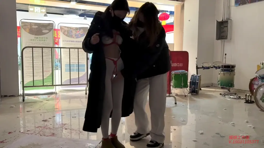 媚娘工作室：商场露出-2.11 深圳巡游 深圳玩家可以预约 媚娘工作室<br>V:19031105377<br>2.11 深圳巡游 深圳玩家可以预约<br>线x体验 私人定拍 线下陪玩 约绑模特 全国上课<br>1.今天的主题商场，过年期间在人来人往的商场会擦出什么样的火花。<br>2.道具–电击片，入t电击跳d，绿豆，连体肉丝加天鹅绒白丝，手铐，红绳，假y口塞，zd棒<br>3.玩法–胸缚，入t，绿豆虐脚，细红绳虐脚趾，电击片虐乳<br>  商场–虐脚遛弯，道具全开购买东西，商铺里露出，超市买东西，厕所强高，塞假y口塞，背戴手铐，摁电梯寻找车库<br>4.剧情–模特感受:在家刚听到这个玩法感觉很刺激，不过还是有一点羞涩，刚刚穿戴好道具就有点无法控制自己的呻吟声，电击乳贴还没开太大功率，给我一种酥酥麻麻的感受，捆好胸绳后感觉胸口被紧紧束缚着，有点喘不上气。大脚趾被细绳缠绕着，脚底还有绿豆，穿上鞋以后让我感到很不舒服。<br>   今天商场人很多，一进去心里就非常紧张，这么多人要是发现了该怎么办？主人给我现金让我去买笔，跳d和电击片的强度越来越高，走路都变得困难起来，旁边的店员一直在看我，她好像发现了我的异常表现...跟着主人进到一家商铺里面，对面就是一群学架子鼓的小孩，在这里露出怎么行啊，会被人看到！刚调试完道具，突然就有一个小孩要进来，吓得我赶紧用衣服裹住自己，真的是刺激的要命...拿着主人给的任务清单，我快速的在超市寻找物品，超市的导购员一直跟我说话，身体和心里上的折磨让我真想赶紧结束这一切。主人刚接过东西我就不行了，赶紧蹲在地上缓一下，旁边的人一直在用奇怪的眼神看着我，求求主人赶紧带我离开...忍耐了这么久，本想在厕所释放一下，可是隔间里居然有人！主人故意使坏，zd棒不断的抵在我的敏感点上，高c了都不能出声音，心里痒痒的...主人给我带上假y口塞后，感觉它已经进到了喉咙深处，让我想干呕。戴上手铐我该怎么走路才能不被发现啊...旁边就是网吧，主人还让我去地库找她，来来往往的男人好像都注意到我了，他们不会对我做什么吧，这段路我该怎么走啊……