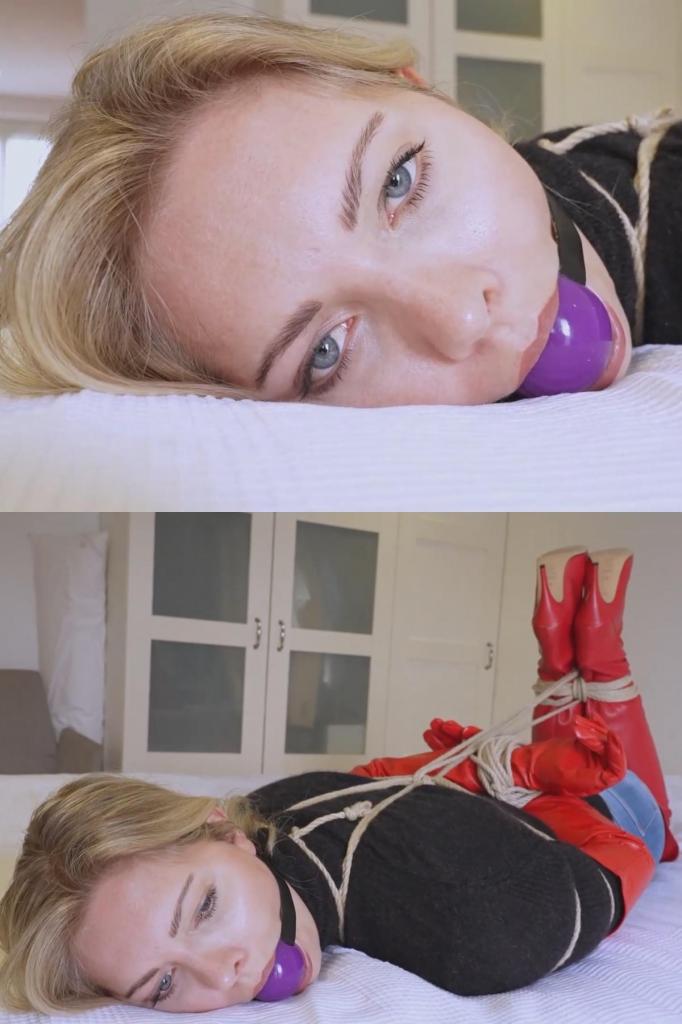 VERA HOGTIED AND BALLGAGGED IN RED THIGH BOOTS 性感美腿女郎维拉身着完美装扮：紧身牛仔打底裤、高领毛衣，当然还有那双恨天高、红色皮质过膝长靴！维拉喜欢被紧紧捆绑，当她受邀体验捆绑游戏时，她欣然接受绳索和口塞的束缚！她一到就被迅速绑在床上，丰满的身体被绳索紧紧包裹！一个巨大的紫色口塞让她几乎听不到任何呻吟！维拉绝对是捆绑游戏的完美典范！Gorgeous bootgirl VERA is dressed to perfection in skintight jean leggings, turtleneck sweater and of course, skyscraper, high heeled, red leather overknee boots! Vera relishes tight bondage and she readily submits to her ropes and ballgag when she gets invited for some bondage fun! As soon as she arrives she is quickly on the bed and tight ropes are added to her lucious body! A huge purple ballgag keeps her whimpers to a minimum! Vera certainly is booted, bondage perfection!