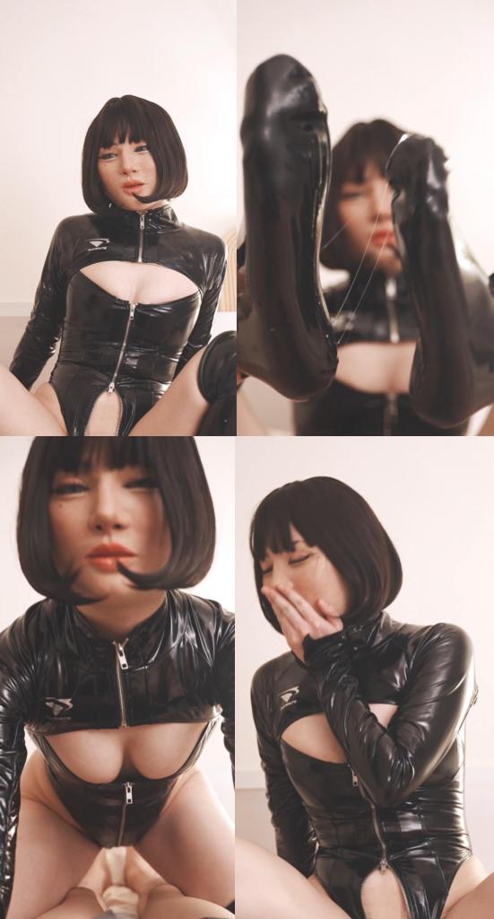 【動画】Taylor Mask 足コキ+女上位セックス 女孩头套全包裹泰勒硅胶面具，外搭开胸带拉链款的漆皮高叉情趣女王装和一双乳胶袜。为了满足摄影师的游泳热身需求，女孩脱下摄影师的内裤对着棒棒和自己的乳胶玉足倒上润滑液。对镜头展示完拉丝的色气双脚后开始上下拨弄棒棒，之后以女上位姿势疯狂骑乘男主的棒棒，明明热身还未结束但在阵阵娇喘下女孩自己却提前达到高潮顶点...<br>夏天到了就更让人想穿上各式各样的泳衣呀！但游泳前的暖身要做足够才行，在身子暖活起来前都不能停下来喔，让我来帮你暖♡身♡吧♡。这次眼妆的感觉希望能呈现的更姊姊一些！因此做了一些尝试♡。希望大家会喜欢这次的Taylor Mask～～<br>夏天到了就更讓人想穿上各式各樣的泳衣呀！但游泳前的暖身要做足夠才行，在身子暖活起來前都不能停下來喔，讓我來幫你暖♡身♡吧♡。這次眼妝的感覺希望能呈現的更姊姊一些！因此做了一些嘗試♡。希望大家會喜歡這次的Taylor Mask～～<br>♡┈┈┈♡┈┈┈♡┈┈┈♡┈┈┈♡┈┈┈♡<br>少女はテイラーのシリコンマスクをかぶり、開いた胸のファスナー付きの漆皮のハイクロウの情趣女王スタイルの服とラテックスソックスを全身タイツ身に着けた。カメラマンの高叉连体衣のウォームアップのため、着ぐるみ少女はカメラマンの下着を脱ぎ、棒棒と自分のラテックスの足に潤滑液をかけた。カメラに引き伸ばされた色っぽい両足を全包紧身衣見せた後、棒棒を上下に動かし始め、その後、足コキ、女性上位のポーズで全身スーツ主人公の棒棒を激しく乗っかった。ウォームアップはまだ終わっていなかったのに、少女は自らが先に、女上位セックス、クライマックスに達していた..<br>夏が来れば、もっといろいろな水着を着たくなるよね！でも、泳ぐ前のウォームアップは十分にしないとだめよ、体が温まってまでは止めてはいけないわ。じゃあ、私が♡ウォーム♡アップ♡してあげるわ。今回のアイメイクは、もっと姉系っぽくしたいなと思って、いくつか試してみた♡。今回のTaylor Maskがお気に召すといいな～～<br>♡┈┈┈♡┈┈┈♡┈┈┈♡┈┈┈♡┈┈┈♡<br>The girl donned a Taylor silicone mask, paired with a patent leather high-cut erotic queen costume featuring a chest-opening zipper and a pair of latex socks. To satisfy the photographer's need for a swimming warm-up, the girl took off the photographer's underwear and poured kigurumi lubricant on the dildo and her own latex feet. After showing her stringy and lustful feet to the kig camera, she began to rubber doll manipulate the dildo up and down, and then rode the male protagonist's zentai dildo in a female-on-top position. Although the warm-up was not yet over, the girl reached orgasm early due to her breathless gasps...<br>Summer is here, making it even more tempting to wear all kinds of swimsuits! But it's important to warm up properly before swimming. You can't stop until your body is warm and ready. Let me help you warm up ♡ body ♡ now ♡. This time, I hope my eye makeup looks more mature and elegant! So I made some attempts ♡. I hope you'll like this Taylor Mask ~~<br>♡┈┈┈♡┈┈┈♡┈┈┈♡┈┈┈♡┈┈┈♡<br>#Leather Queen Outfit#fetish#mask#doll#泰勒面具<br>#女王装#恋物#硅胶面具#乳胶袜子#足控#玉足#恋足<br>#フェティッシュ#マスク#ドール#シリコンマスク#ラテックスストッキング#足コン<br><span style='color:#b0b0b0;'>[隐藏文字，购买后可见]</span>