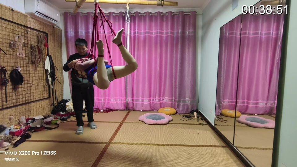 新人极限体验 柑橘家族<br>刚入圈新人cdm，来体验捆绑，极限直臂单腿吊縛，悬空吊縛郊狼电击，极限吊縛紧致捆绑他自己突发奇想，想极限束缚，结果被自己的口水呛到导致呕吐提前终止了极限挑战<br>工作室位于邯郸，可线下体验订拍约绳<br><span style='color:#b0b0b0;'>[隐藏文字，购买后可见]</span>