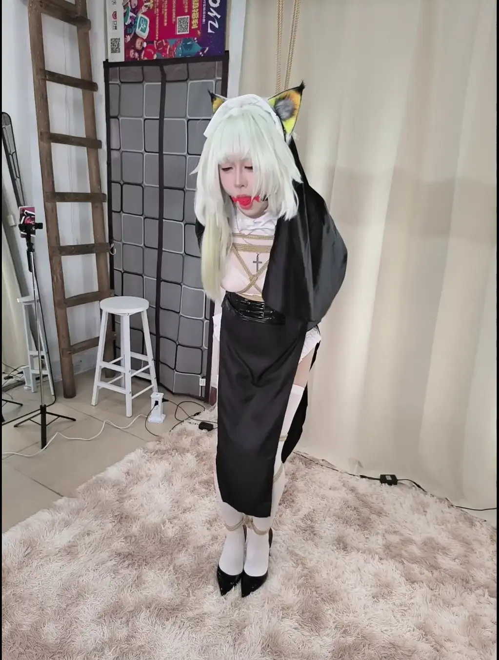 明日方舟凯尔希调教博士还是被博士调教【伪娘】 【职业胸手工作室】凯尔希身穿修女服，全身被紧紧绑着吊起，犹如被审判的巫女。无助的挣扎只会让绳子更紧。博士拿着鞭子，打量这凯尔希。说道：“牢猫作为主人的宠物，居然敢反抗你的主人看来不好好惩罚一下你，是不会乖乖听话了。相信这条鞭子会让你变得听话的。只要你好好听话，主人会给你奖励的，你看这逗猫棒（振动棒）你是不是很喜欢。哦齁~那是你能发出唯一的声音”<br>凯尔希：“你这变态博士在做什么白日梦呢，是不是想被我做成握力器”<br>连接下载为高清版.链接下载后注意二次解压改后缀rar和mp4。购入后获取隐藏解压码：<span style='color:#b0b0b0;'>[隐藏文字，购买后可见]</span>     如有链接失效可以私信也可以联系Q：1390927543/496428510