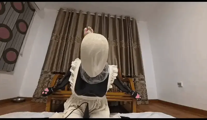 【狸猫】女Mkig乳胶人偶塑料袋+丝袜头套多层息窒，强行踩踏控制，猫爪手套，手铐 今天是戴着猫爪手套的乳胶女仆三三，双手被铐在了椅子上，Idk ID头壳下面不知道有什么样的脸，原来已经没有脸了吗，新到了一批丝袜头套，正好拿三三试一下效果怎么样，在黑胶外面套上一层丝袜头套，将乳胶的卤蛋变为丝袜卤蛋，再套上一层塑料袋，然后再套上一层丝袜头套，然后塑料袋彻底没有一丝缝隙的紧紧贴在三三的脸上，这种高强度的训练很难坚持，只要使劲呼吸，就会把头套吹起来，然后再紧紧的贴在脸上，即使是再多层紧紧的呼吸也会让头套凹陷在嘴里，但是我觉得这样并不可以哦，我要坐在椅子上用我的脚狠狠踩住三三的头，并且让它使劲抬头，由于双手被椅子靠住，得不到解放，导致被拉的很直，而头部被我狠狠的踩住，又动弹不得，只能任由头套紧紧的贴在脸上，实验结果，这批丝袜头套可以留下，但是33就不用放开了，毕竟我还没有玩够，那就照前面的每个再多一层吧<br><br>解压密码：limao   时长： 33min<br><br>狸猫工作室坐标长春，准备众筹工作室，接定拍,线下，胶带全包，丝袜全包等，出原味袜子，很多东西还在慢慢摸索，感谢大家的支持！联系方式:qq：2674950993 ， 3656767273（加不上就是封号了，去加v）,微:T36632195，蓝鸟@limaotz ，留好友必须必须出示妖狐购买记录<br>建议将视频下载到本地后 再进行 解压 观看，以免失效<br>淘宝小店:兔子的狸猫工坊