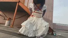 伪娘十七鱼的汉服女仆白天天台捆绑自缚！自缚被拷在栏杆边马步蹲姿到双腿发抖淫叫不断！ 这是伪娘十七鱼为了能够登台演出，成为合格的偶像的又一自我锻炼。这次是锻炼自己的勇气。于是十七鱼把自己捆绑了起来，谨慎的坐上了去楼顶的电梯。想到天台可能有监控，也有可能被其他人发现，十七鱼在门口徘徊了很久。但是身上绳子的紧缚感，让十七鱼羞耻万分，还是鼓起勇气打开了天台的门。“好不容易才把自己捆了起来，说什么也要留下些痕迹。”十七鱼身穿汉服女仆洛丽塔的偶像服，棉袄下是已经紧缚的胸绳和后手。十七鱼在天台走了几圈，鼓起勇气，挣脱了后手，棉袄顺势掉落，一个被捆绑的少女就这样完全的裸露在了天台上。“要留下些什么痕迹————”十七鱼拿出了口袋的定时锁，郊狼和手铐，开启了郊狼的电击后，把自己拷在了台阶的栏杆上。由于没有选好位置，被定时锁锁住后，自己只能以半蹲的姿势拷在栏杆上。“嗯嗯————啊——感觉好————好难受————呜呜——唔嗯”没过几分钟，十七鱼开始发出了阵阵喘气声和娇弱的叫声。两个腿在电流的冲击下开始发抖，身上被紧缚和手铐勒住的疼痛同时袭来让身体变得特别敏感，于是喘气声和淫叫声开始不受控制的变大。眼角渗出泪珠，此时的十七鱼只希望定时锁的时间能快一点流失，已经完全不顾自己在镜头面前的形象，或者是自己的叫声会不会被别人听到，开始大幅度的挣扎。只可惜，自己完全没有给自己留下后路，定时锁可不会手下留情。十七鱼只能绝望的在天台以这种屈辱的方式被自己玩弄。腿脚越来越痛苦，喘叫声越来越大，姿势越来越羞耻，衣服正在被汗水打湿，内衣裤也因为挣扎发情流出来的淫水打湿————意识越来越模糊的十七鱼。<br>（真的很吓人ww，作为第一次露出天台捆绑的我，回到家后内衣已经湿透了，当然内裤也是（x））