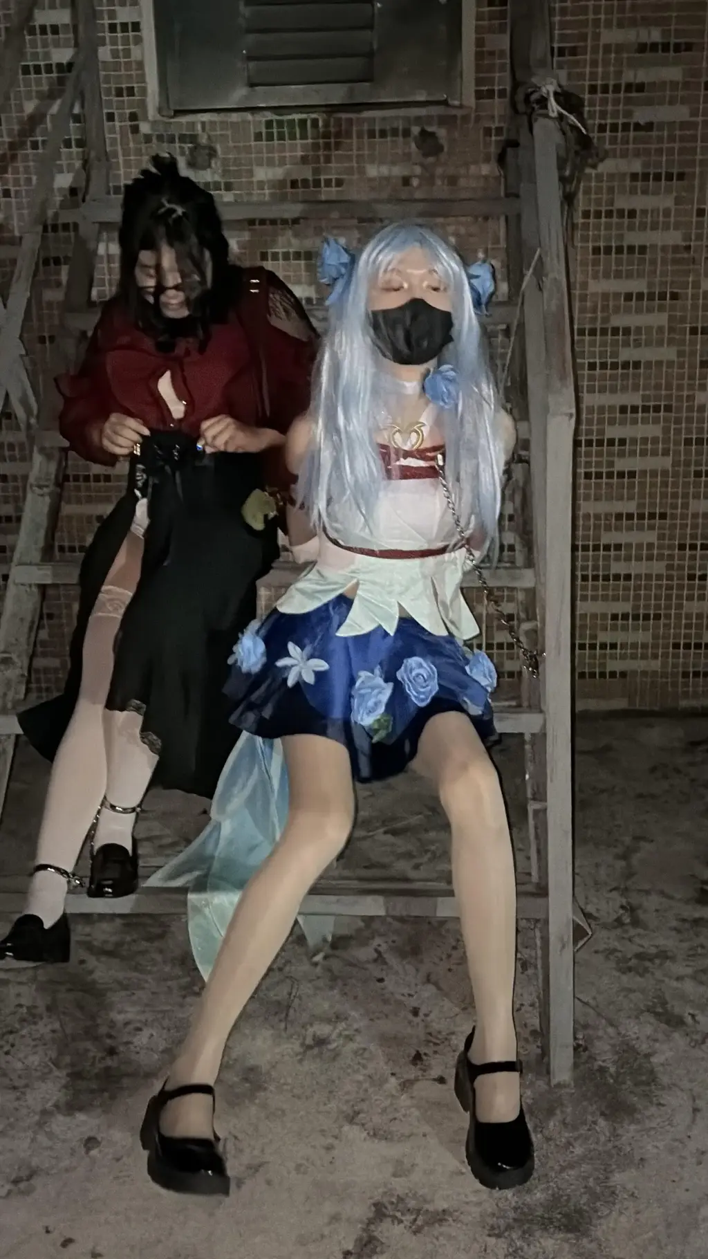  小男娘天台露出 春节期间小男娘给自己戴上玩具外出露出，捆绑在天台，锁在楼梯间，被强制高潮榨精多次无法反抗 约绳请 14七88久222叁 坐标：深圳