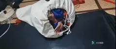 校服少女十七鱼麻袋束缚绑架挣扎挣脱实录！在麻袋中扭动挣扎耗尽所有体力绝望的喘叫~ 这次十七鱼仅仅是打算来绳屋做客，于是只穿了一身非常适合运动的校服来，不过穿着校服的十七鱼，完完全全就是个清纯的女孩子的样子。这么可爱的话，绑架起来应该不错。于是在完全没有防备的情况下，十七鱼就被迫被捆绑了起来。十七鱼倒是对捆绑见怪不怪。可是，怎么还有麻袋的事情!来不及反抗，十七鱼整个身体就陷进了麻袋中，变得眼前漆黑一片。绝望，绝望，无论是结实的日式后手还是帆布麻袋，十七鱼似乎已经陷入了无法逃脱的境地。<br>拍摄场地：山东夕风小屋，约绳/定拍均可联系wx：xf1223318<br>场地提供cos正片拍摄，外景拍摄，各种绳缚体验，绳子出售等等，欢迎咨询~