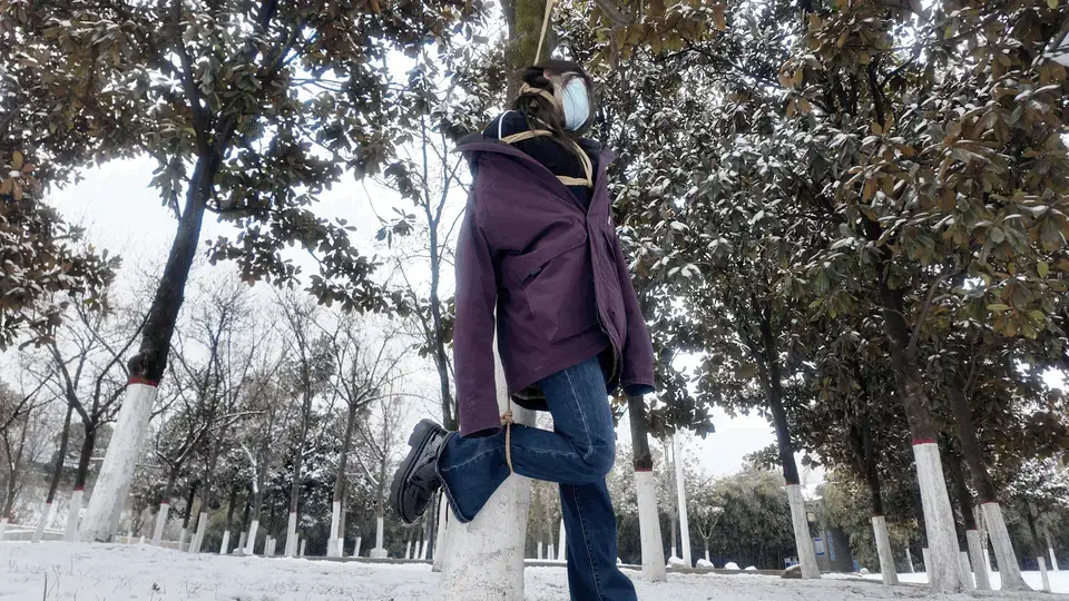 掌握隐私 要挟服从  公园惊魂 寒冷的冬天 变态今天又出门了，在公园发现一个小美女的秘密，要挟小美女陪他玩绳子，做一些事情，最刺激的的还是，脖子绑绳子挂树上在和脚连起来，真的刺激好玩，兴奋本工作室提供绳艺捆绑模特服务、室外定拍，室内定拍，体验女绳师捆绑服务、体验长时间囚禁服务、绳艺教学培训、专业麻绳销售、作品私人定制、模特原味丝袜出售等，另外本店招募同好合作伙伴。定拍约拍。v:a156185529 注明来意  不闲聊  <br>QQ 156185529注明来意  不闲聊<br>解压密码168168