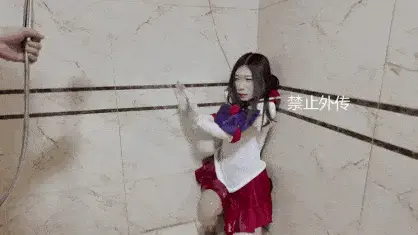 【枫叶】芷溪(韩玉／温婉)美少女战士r水责战败 本作由枫叶工作室定拍，质量非常高，拍的好演技也很到位。<br>主要 芷溪 又名（韩玉 温婉）<br>ryona元素（水责（呲水，浴室淋水），掰腿，摸腿，击腹，撕丝袜，脱靴，踩踏，踢腹，摸脚，弱点暴露等）<br>剧情：（美少女战士水兵火星怕水）<br>女主是一家公司的老板，很高傲，在员工汇报时候训斥了员工。员工怀恨在心。而后，女主作为美少女战士打败妖魔，顺手解救了卷入事件的员工。员工抱住女战士揩油，女战士挣脱欲离开，被员工从背后呲水。女战士瞬间虚弱，暴露弱点逃走。<br>一天，女主因为大雨虚弱，避雨时候碰见员工。员工看见女主虚弱的样子联想起了美少女战士。恶从胆边生，开始折磨女主。女主挣脱开，变身为美少女战士，打得员工屁滚尿流逃走，女战士追击。被员工用水枪击倒，不停的呲水女战士虚弱哀嚎。员工折磨女战士击腹掰腿踩踏脱靴等。折磨过程中丝袜也被撕烂，女战士陷入绝境。员工拽起女战士扔进浴室，喷头呲女战士。女战士能量核心进水，倒下。最后，女主向其他女战士求救，昏死过去。<br>超级女英雄系列持续更新（女超人，神奇女侠，女侠，蝙蝠女，猫女等）<br>如果您有剧情的意见，可以留言或者私信。<br><span style='color:#b0b0b0;'>[隐藏文字，购买后可见]</span>