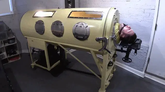 Imprisoned In An Iron Lung 【中文微剧情】TAG：口枷、铁肺治疗仓。一部名为《健康治愈》的电影，其中有一个铁肺，他想重现铁肺的场景。我们拥有所需的一切，包括漂亮的房子、一个年轻的变态仆人汉斯、疯狂的科学家宾德和铁肺。Hold on to your seats, this video is scarry! This is a video that Bind made especially for Halloween. It was inspired when we visited our friend HotHardHat and played with his Iron Lung. Bind remembered a movie titled 'A Cure for Wellness' which featured an Iron Lung, and he wanted to recreate the Iron Lung scene for his website. We had everything we needed including HotHardHat's beautiful house, a young kinky man, HotHardHat (also known as Dakota Duke) as Hans the servent, Bind as the crazy scientist, and the Iron Lung.<br><br>None of us had seen the Cure for Wellness movie, so we just followed Bind's direction and hoped for the best. This video turned out pretty well, and we all had a lot of fun shooting it. Enjoy!