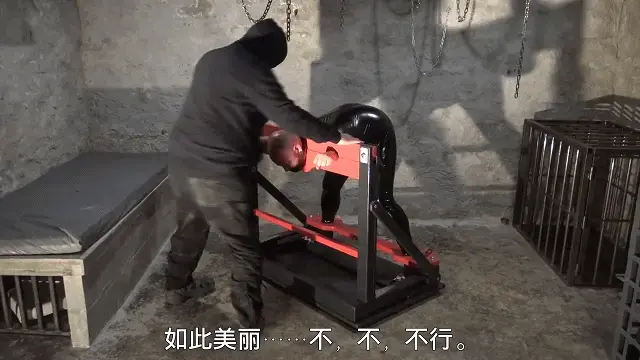 The Red Stocks Test <br>【中文乳胶男M】这段视频相当老套，也不太性感，但你可以看看这些刑具，包括它们是如何滚动的。它们相当安全。This is a video I got from my friend Bind over at This video features a set of wooden stocks I got from another kinkster. The stocks were in bare wood when I received them. He said he got the plans from someone online and made them per the drawings. The stocks are a pretty nice setup. I beefed up the hinges and locks, added wheels under the platform, and painted the whole thing. I have always liked the idea of stocks, maybe I first saw them in movies when I was a kid? These stocks are a little unique because they include ankle stocks. You can find other videos of these stocks in use by using the search window at the top-left of this page. Search for the keyword 'stocks'.<br><br>Eventually I gave these stocks to Bind, and this was a last-minute video he shot with the stocks in his basement. The video is rather corny and not very sexy, but you can get a look at the stocks including how they roll around. They’re pretty secure. Hopefully these stocks will inspire someone to build an even better set!
