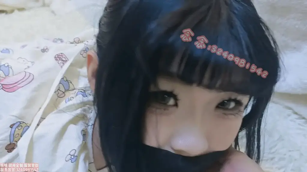 【念念】【微剧情】被扒下衣服胁迫的居家念念 睡衣人字拖 胶带捆绑封嘴 露内衣裤 绑脚趾 tk挠痒 跳蛋强高 又是一部尺度稍大的视频，片头有一个微剧情是念念在家里玩手机，被潜入的歹徒捂晕，醒来后发现已经手脚都被捆绑，嘴巴也被封住，挣扎的时候歹徒过来解开念念睡衣的扣子，并且把睡裤也扒下来脱到脚踝处，用细绳绑住大脚趾，随后在内裤里塞入td开始震动，过程中还挠痒折磨念念。<br>是一部定拍的视频，但是题材是我比较喜欢的呢~就是这个内衣买来后发现是蕾丝的还担心会不会走光，还好没有呢，不过这个尺度还是稍微有点大会有些羞耻hh，希望大家可以看的喜欢~<br>话说已经初四了诶，真的过的好快呢，大家都有收到压岁钱嘛~<br><br>最近在排年后的定拍和原味啦，现在预定都会有优惠的，欢迎联系~~<br>联系念念：3240981542