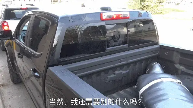 You Are It! 【中文长剧情】5名男子通过抽签选中一位倒霉蛋，给他制作成木乃伊，锁在石棺里后装进一辆皮卡车里。开车带他在城里转悠，但首先要去加油站加油，然后去买吃点东西。当你观看这段视频时，请记住，在所有镜头中，宾德实际上都在石棺里，在公共场合做束缚总是令人兴奋的！最后把他丢弃在湖边。Here's another fun video we shot at Bind's jail. When I visit Bind I usually shoot the videos and we share the content between our websites. In this case Bind also edited the video and gave me a copy, so this video has his titles and music.<br><br>In this video Bind was the fall guy when the guys drew straws to see who was going to be 'it'. As usual, Bind drew the short straw, so he was mummified in pallet wrap and locked in his fiberglass sarcophagus. Why does this always happen to Bind?<br><br>Once Bind was locked in the sarcophagus, the guys wheeled him outside and loaded him into a pickup truck. The idea was to drive him around town, but first the truck needed gas and the guys needed something to eat. When you watch this video remember that Bind is actually in the sarcophagus in all the shots but since the back walls of the bed were so high nobody could see him. Too bad the guys didn't pass by a big semi-truck and have the driver look down and see the sarcophagus in the back of the truck! Doing bondage in public is always a thrill.<br><br>This reminds me of a scene we did where we had our German friend ModeNarr in a Maxcita canvas straitjacket and hood, and strapped to the inside wall of a U-Haul van. ModeNarr had a big red ball gag stuffed in his mouth under the hood. We were driving up to Yossie's remote jail which was a few hours north of San Francisco. We got off the freeway, and before we started on a long curvy road to Yossie's property we stopped at a grocery store to pick up some sandwiches and drinks. We parked on the far side of the parking lot so in case we opened the back of the van nobody would see ModeNarr. However, at some point we opened the rolling door on the side of the van, and at the same time someone must have driven by and looked in that we hadn’t noticed.
