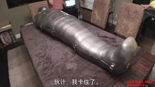 The Sarcophagus Project <br><br>【中文男M】TAG：木乃伊石棺。正如你可能已经看到的，许多束缚迷用石膏或玻璃纤维包裹人们，以制作全身模型。所有这些尝试的问题是，外部通常是不平坦的，背部是弯曲的，因为它遵循了受试者身体的轮廓。Bind通过躺在软垫板上解决了这些问题，一旦玻璃纤维完全凝固，他就用多层环氧树脂覆盖整个铸件。这增加了整个铸件的强度，使其更厚。而且，在打磨掉大部分不平整、几层油漆和一些金属闩锁后，他成功地创造了一个值得任何严肃束缚游戏的石棺。请注意，石棺的底部是平的。Bind背部的轮廓被内部填充物所占据，形成了一个易于运输和玩耍的定制棺材。你们中的一些人可能知道，宾德在艺术方面受过很多教育，这让他能够想象并创造出一些像这样的伟大束缚装置。Needless to say, Bind’s new sarcophagus is indeed eye-popping and very exciting. It was somewhat modeled after a similar one made by PD of InSex years ago. the sarcophagus we normally think of is from the ancient Egyptian burial coffins associated with the great pyramids of Egypt.<br><br>As you have probably seen, many bondage fans have wrapped people in plaster or fiberglass to create a full body cast. The problem with all these attempts is that the outside is usually uneven, and the back is curved as it follows the contour of the subject's body. Bind solved these problems by lying on a padded board, and once the fiberglass had fully set, he covered the entire cast with many layers of epoxy. This increased the strength of the entire cast and made it much thicker. And, after sanding away most of the unevenness, a few layers of paint and some metal latches, he successfully created a sarcophagus worthy of any serious bondage play. Notice that the bottom of the sarcophagus is flat. The contour of Bind's back was taken up by the internal padding which created a custom coffin that is easy to transport and play with. As some of you may know, Bind has had a lot of schooling in the arts which allows him to visualize then create some great bondage devices like this.