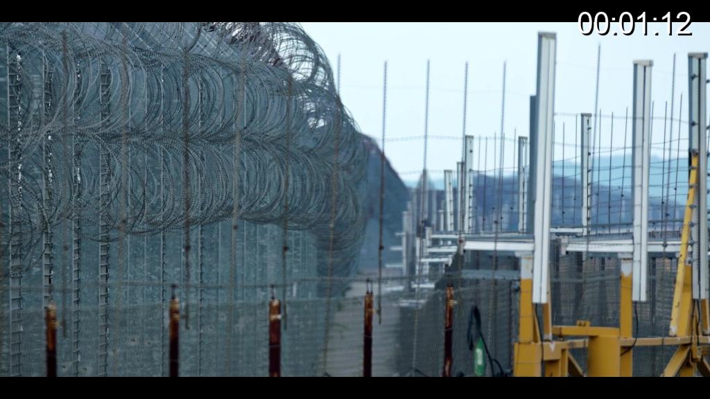 Stanford County Detention Center - EPISODE 1 - Caught 欢迎来到斯坦福郡拘留中心 (Stanford County Detention Center)。这是一所规则森严、狱警权力至上的女子监狱。这里并非普通的牢笼，而是被定罪的女性们必须面对的、极其残酷的每日现实。<br><br>第一集：落网 (CAUGHT)<br>科拉 (Kora) 独自被锁在牢房里，正对着她想象中的观众诉说着：她是谁，她在哪里，以及她将在这里待多久。她一边旁白，一边玩着字谜书，以此来麻痹自己，忘却那如针刺般缓慢流逝的时间。<br><br>作为这部长篇系列剧的试播集，科拉是一名正在服刑 10 年的囚犯。她穿着一件橙色囚服，背部印有黑色的机构编号，脚下踩着一双配套的廉价橙色塑料拖鞋。她的“家”是一个由混凝土和金属筑成的带栅栏牢房，面积仅有 6 英尺见方（约 4 平方米）。<br><br>在科拉所在的单元，常规制度主要是长时间的禁闭。虽然囚犯之间的交流极少，但仍有足够的接触机会让违禁品在深墙内流通。<br><br>科拉并不是那种咄咄逼人的罪犯，也从不主动惹是生非，但众所周知，她偶尔会参与一些违规活动来缓解监禁生活的枯燥。而在本集《SCDC》中，她藏在床垫里的一个电子烟弹被搜了出来。<br><br>剧情预告：<br>本系列将分为四个部分，记录科拉为自己的行为承担后果的过程——在违禁品被发现后，她将被关进禁闭单元（小黑屋）长达 90 天。在第四部分结束后，剧集可能会继续深入挖掘科拉的背景故事、她未来在狱中的麻烦，或者探索 SCDC 世界中其他角色的故事。<br><br>本集重点：<br>本集的重头戏在于对违禁品的搜查与发现。<br><br>搜身环节： 狱警对科拉进行了彻底的拍身检查和初步的隔衣搜身。<br><br>细节检查： 狱警检查了她的脚底，并查看袜子里是否藏有东西。<br><br>翻查牢房： 狱警在牢房内翻箱倒柜，而科拉只能紧张地站在一旁，看着她仅有的那点个人物品被肆意检查并扔得满地都是。