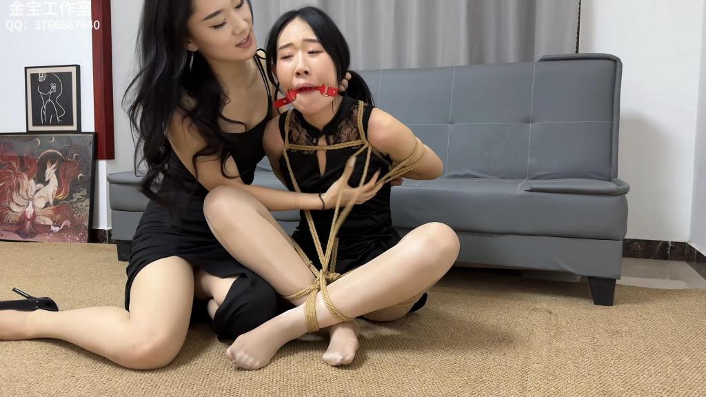 出差的争斗（2）  金宝工作室定拍。 网盘内为原文件，大小3.53G。<br>琪琪继续调教了被驷马捆绑的喵喵一会儿，被一个劫匪入室捆绑，二人被并排放置挣扎呻吟。随后喵喵挣脱束缚，将思琪口球堵嘴、海老缚，进行了摸胸、堵嘴等调教，最后扬长而去，把思琪留在了原地放置。<br>后面附带了采访，复盘了一些拍摄中的细节；二位模特的表演非常投入，表情台词都十分到位。<br>解压密码：<span style='color:#b0b0b0;'>[隐藏文字，购买后可见]</span>