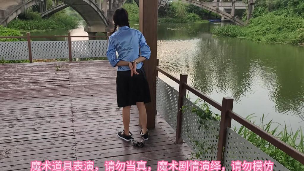 兰兰五四学生装，QQ铐，砝码脚镣，正铐，背铐，古桥边行走 束心魔术道具工作室，兰兰五四学生装，QQ铐，砝码脚镣，正铐，背铐，古桥边行走，唯美风格，本工作室摄影技术和剧情拍摄相对一般，无法和专业的摄影师相比，购买本工作室视频请知悉本工作室拍摄的视频短剧内容也许并不专业，本工作室各种古代道具断头台，古装捆绑剧情游戏，金属，木质道具，枷锁，金属站立枷，魔术木笼囚笼拘束架道具审xun椅，各种拷镣等魔术笼子等道具，本工作室秉持，绿色，健康，唯美，解压，为原则，可以体验定拍.            妖狐吧定拍 ，女生加入本工作室  （本工作室只收女生，只收女生，只收女生，很多男生cd问收不收的，我将不再回复！）         qq：3329311459              骗子勿扰，事多者勿扰！！！