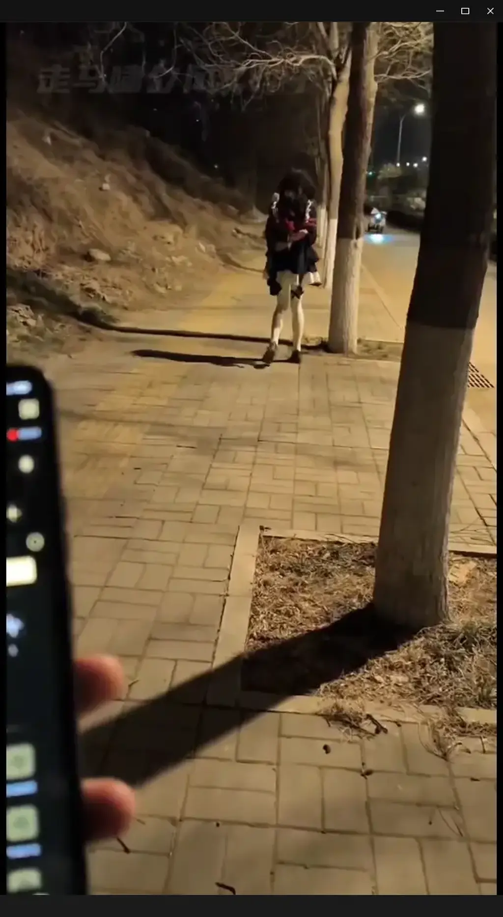 夕风工作室出品，面对突如其来的电流 小女仆只能双膝跪地以示抗议（X：@yaasuo6666） （X：@yaasuo6666）突如其来的电流窜过全身，小女仆再也撑不住身形，只能软软地双膝跪地，纤细的指尖微微蜷缩，连抬头的力气都被抽干，唯有这无力的屈膝，成了她唯一无声的抗议。