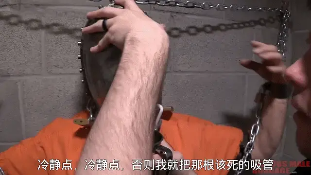 Fun at Edge Dungeon 【中文长剧情】TAG：模拟监狱、头笼。狱景给戴着头笼的囚犯喝水，囚犯不断哀求把头笼打开。之后被锁在马桶旁边，亲眼看着狱景们一个个进来尿尿，用他的衣服当擦手巾。他不断的抱怨，可是没有什么用！When we get together with the guys for a weekend of bondage play, sometimes we say to ourselves that we won't bring out the video camera. We'll just play, and not film anything. That's a great idea, but both Bind and I make our living from our websites so when we create a great bondage scene we always bend the rules and get out the video camera. After all, good bondage scenes are not easy to come by.<br><br>So, having said that, this video has some good bondage scenes. One scene incorporates a new steel helmet that we haven't shot very often, shown above in the center picture. Here's the story. RubNGum from Switzerland came for a visit a few years ago and brought this unique steel helmet with him along with a ton of heavy rubber gear. RubNGum owns a retail website where this gear can be purchased. This helmet blew my mind, and it happened to fit Bind perfectly. The price of the helmet was $1,200, so I talked Bind into splitting the cost between us. As far as I'm concerned, we couldn't pass up this helmet. This helmet is visual candy to us all. It creates hot fantasies and excellent jerk-off material. At least for me! So, I haven't kept track, but I think this is the first video with the helmet on this site. I hope you enjoy the short scene we shot with the helmet.