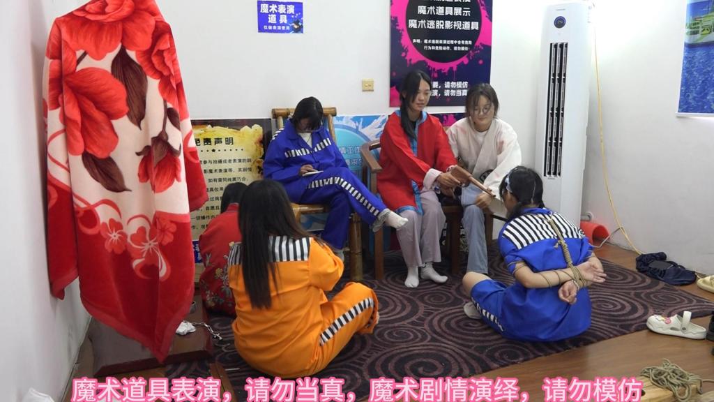 几个女生，站立架，捆绑游戏，简单剧情，上集，数码摄像机横屏拍摄高清版 束心魔术道具工作室，几个女生，站立架，捆绑游戏，简单剧情，上集，数码摄像机横屏拍摄高清版，唯美风格，本工作室摄影技术和剧情拍摄相对一般，无法和专业的摄影师相比，购买本工作室视频请知悉本工作室拍摄的视频短剧内容也许并不专业，本工作室各种古代道具断头台，古装捆绑剧情游戏，金属，木质道具，枷锁，金属站立枷，魔术木笼囚笼拘束架道具审xun椅，各种拷镣等魔术笼子等道具，本工作室秉持，绿色，健康，唯美，解压，为原则，可以体验定拍.            妖狐吧定拍 ，女生加入本工作室  （本工作室只收女生，只收女生，只收女生，很多男生cd问收不收的，我将不再回复！）         qq：3329311459              骗子勿扰，事多者勿扰！！！