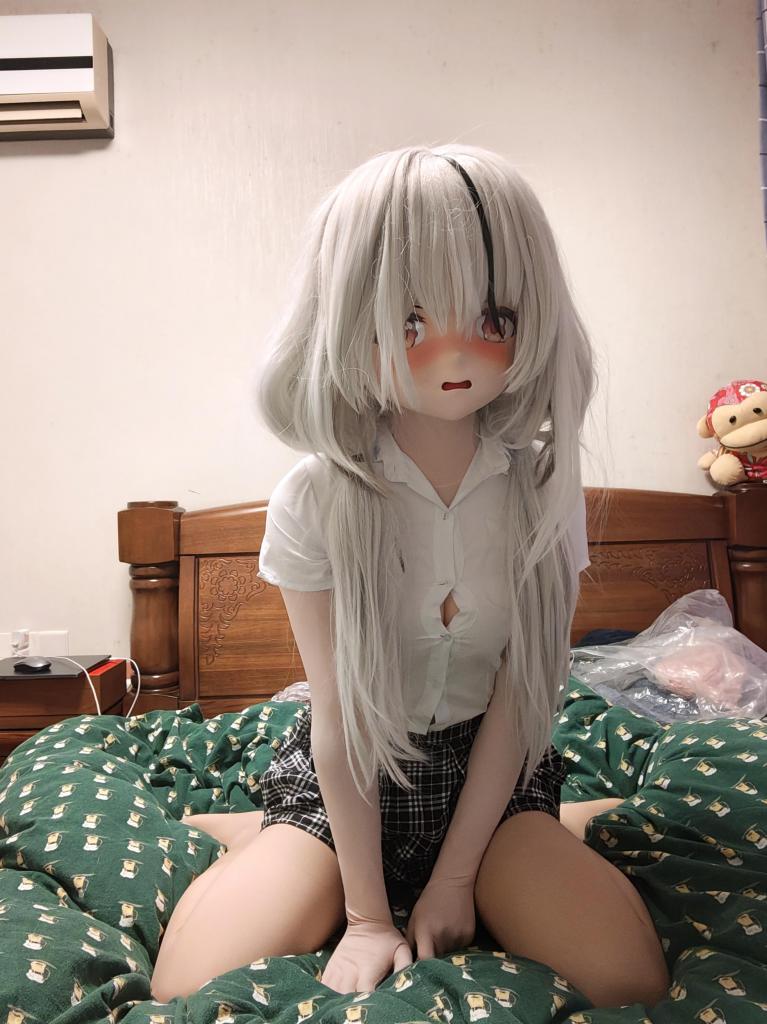 [BFC原创]小伪娘房间自嗨（第八弹） 新奈酱换上了学院装 她的衬衫无法掩盖她的大熊 下面穿上了肉色丝袜 还有束腰禁锢了小兄弟 无法彻底释放 还是用按摩棒奖励自己