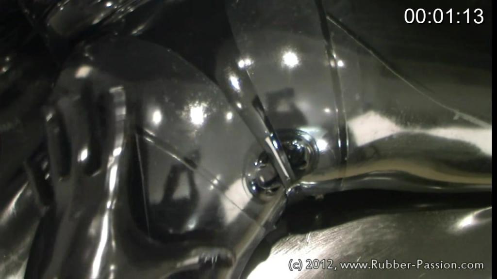 Rubber Encased Ass - pt1 Rubber Passion付费片，片名：Rubber Encased Ass - pt1 模特：Latex Lucy。Lucy穿着全身胶衣，下体双穴也被乳胶包裹，带好马具口塞，被手指和TD塞入震震。